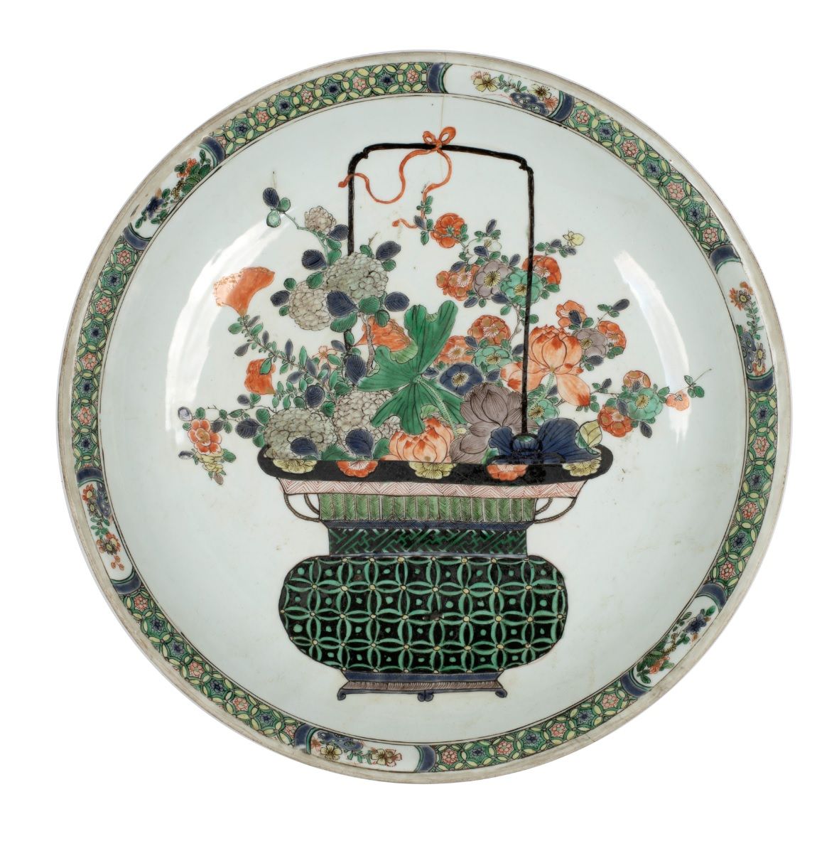 CHINE - EPOQUE KANGXI (1662 - 1722) 
瓷盘上装饰有绿色家族的多色珐琅彩的桃花、莲花和绣球花瓶，边缘装饰有交叉的楣，与盛开的奖&hellip;
