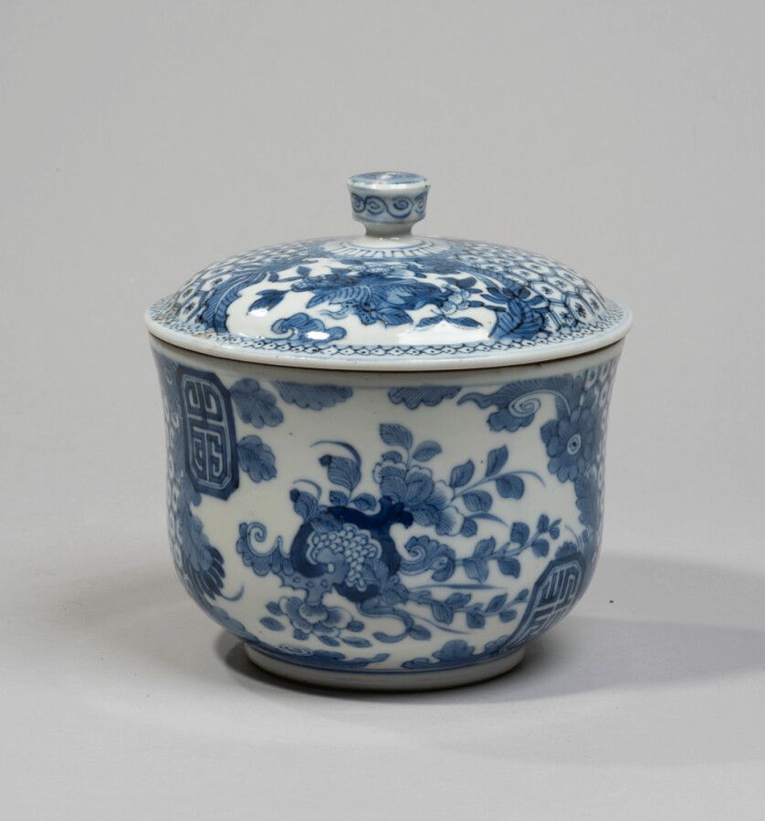 VIETNAM, Hue - XIXe siècle - 瓷器盖碗，以蓝色釉下彩装饰盛开的梅花，叶子和蜂窝状的图案。在背面，印有Tea Duc dinh ché&hellip;