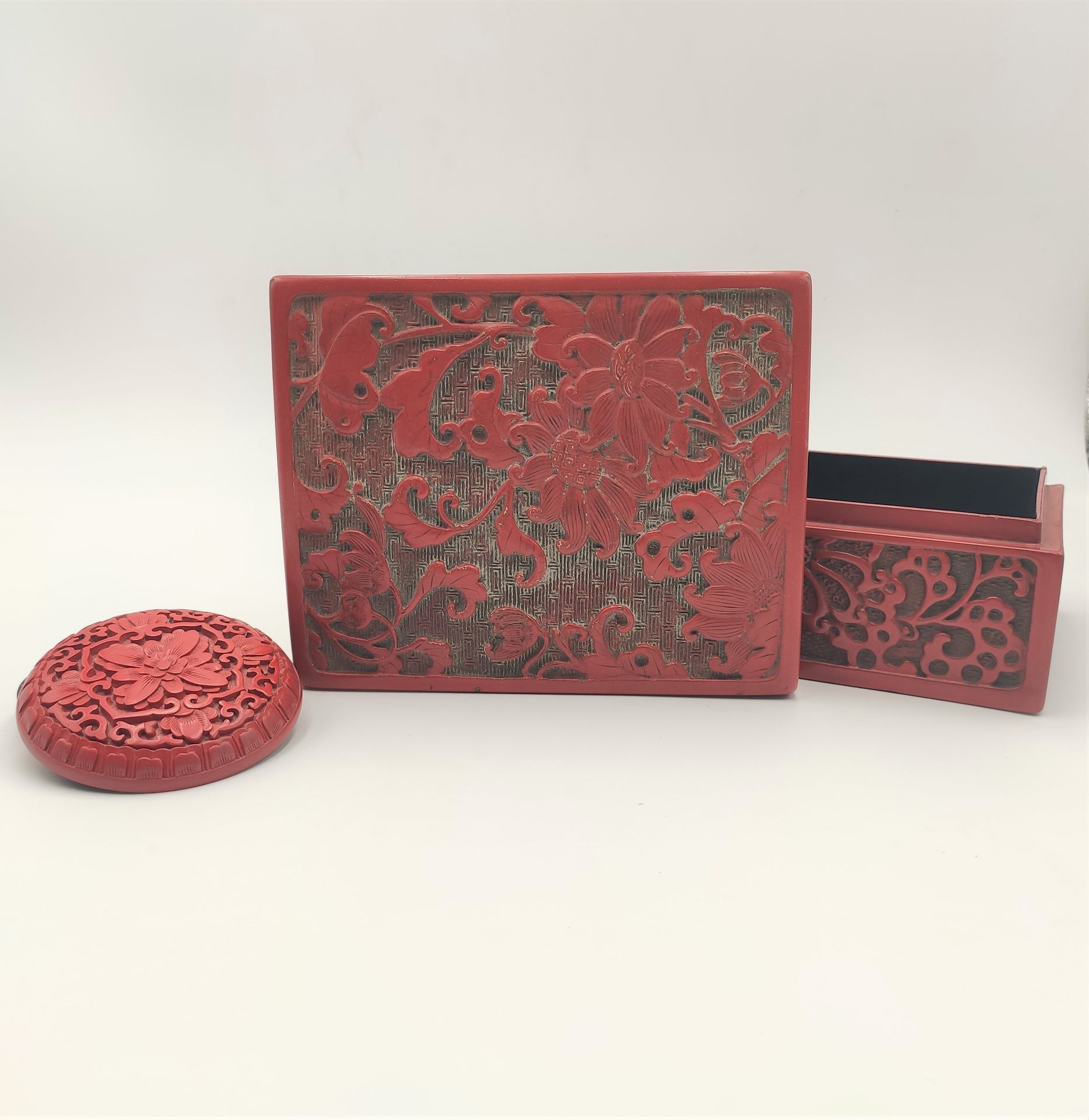 CHINE 两个红色朱砂漆的盒子 一个是长方形，另一个是圆形 长方形盒子：15 x 12 x 7厘米 圆形盒子：直径7厘米