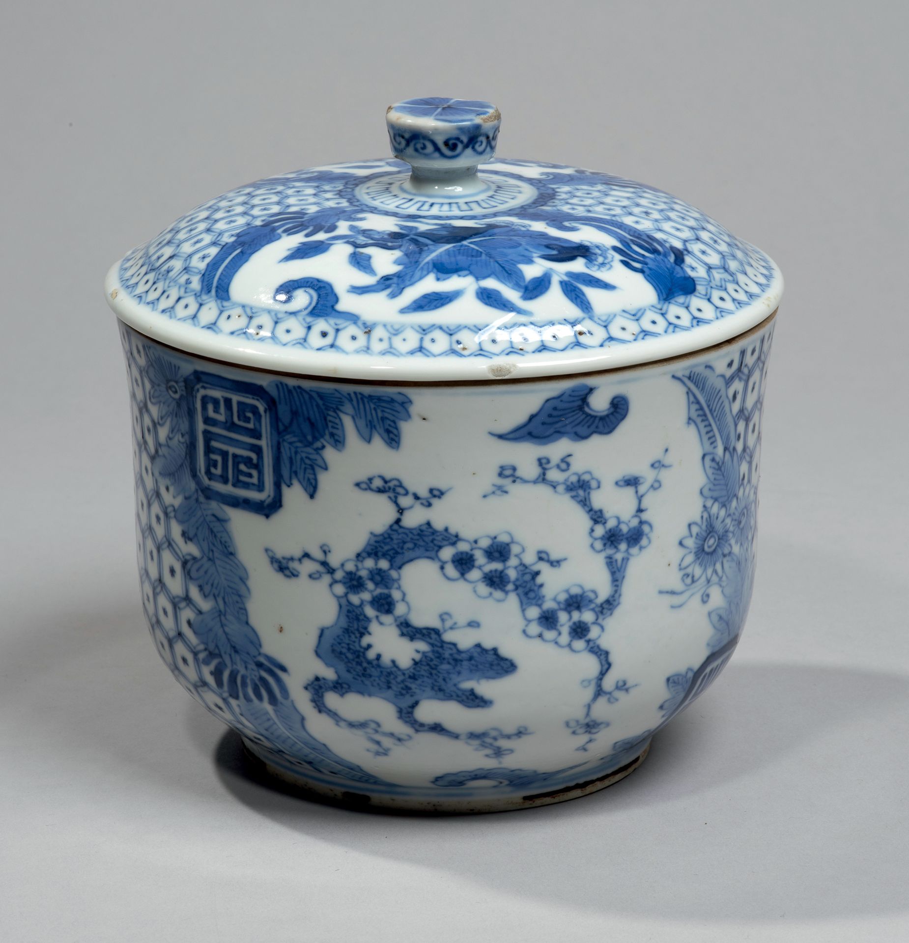VIETNAM, Hue - XIXe siècle - 瓷器盖碗，釉下蓝色的石榴叶子，盛开的梅花和蜂窝状的图案。背面有Tea Duc dinh ché(为Sh&hellip;