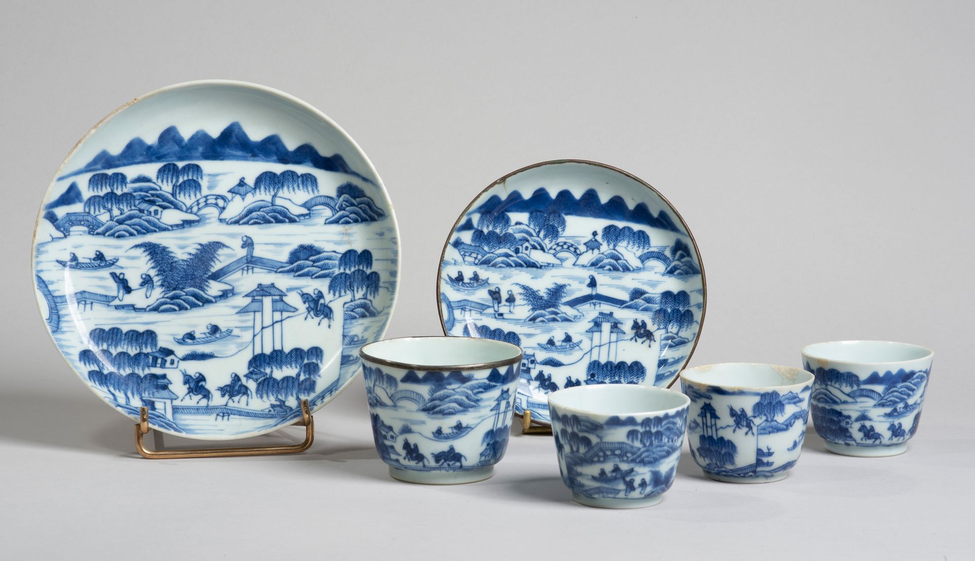 VIETNAM, Hue - XIXe siècle 
一套六件套的瓷器茶具，包括四个碗和两个杯子，用蓝色釉下彩装饰着风景中的学者和骑手。在背面，有Ngo?n &hellip;