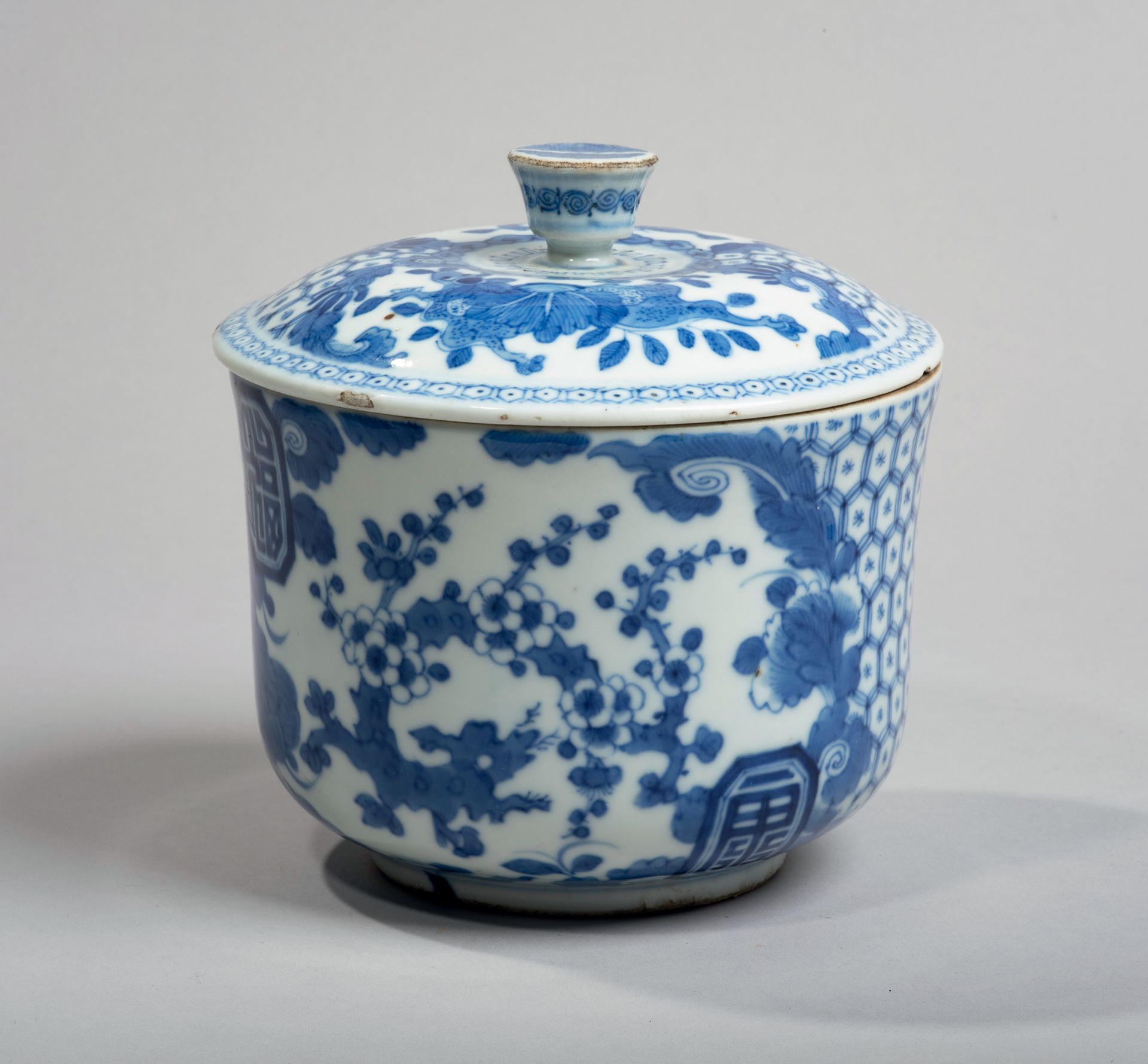 VIETNAM, Hue - XIXe siècle - 瓷器盖碗，以蓝色釉下彩装饰石榴的叶子，盛开的梅花和蜂窝状的图案。在背面，印有Tea Duc dinh &hellip;