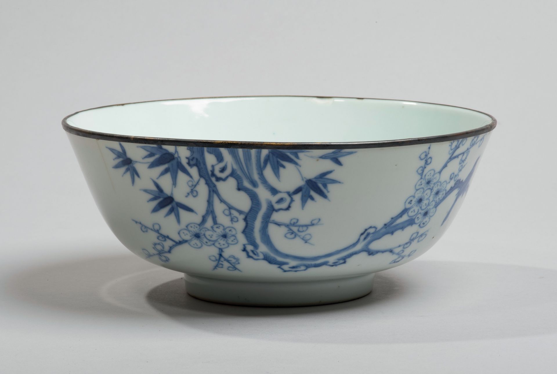 VIETNAM, Hue - XIXe siècle 
瓷碗以蓝色釉下彩装饰的鸟儿栖息在盛开的梅树和竹子上。在背面，有Nhý?c thâm trân tàng（&hellip;