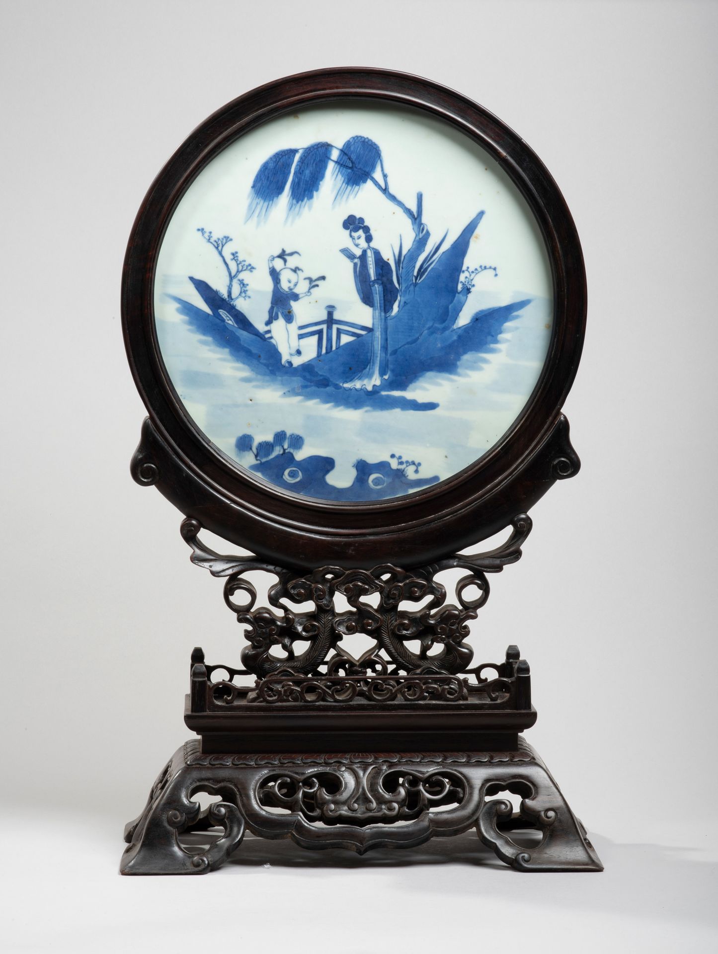 VIETNAM, Hue - XVIIIe/XIXe siècle 
Ecran circulaire en porcelaine à décor en ble&hellip;