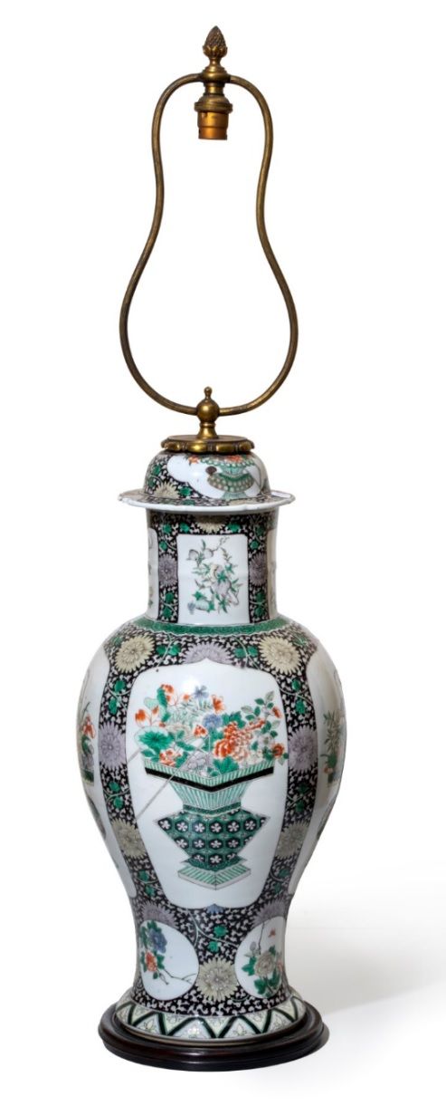 CHINE - XIXe siècle Potiche en porcelaine à décor en émaux dans le style de la f&hellip;