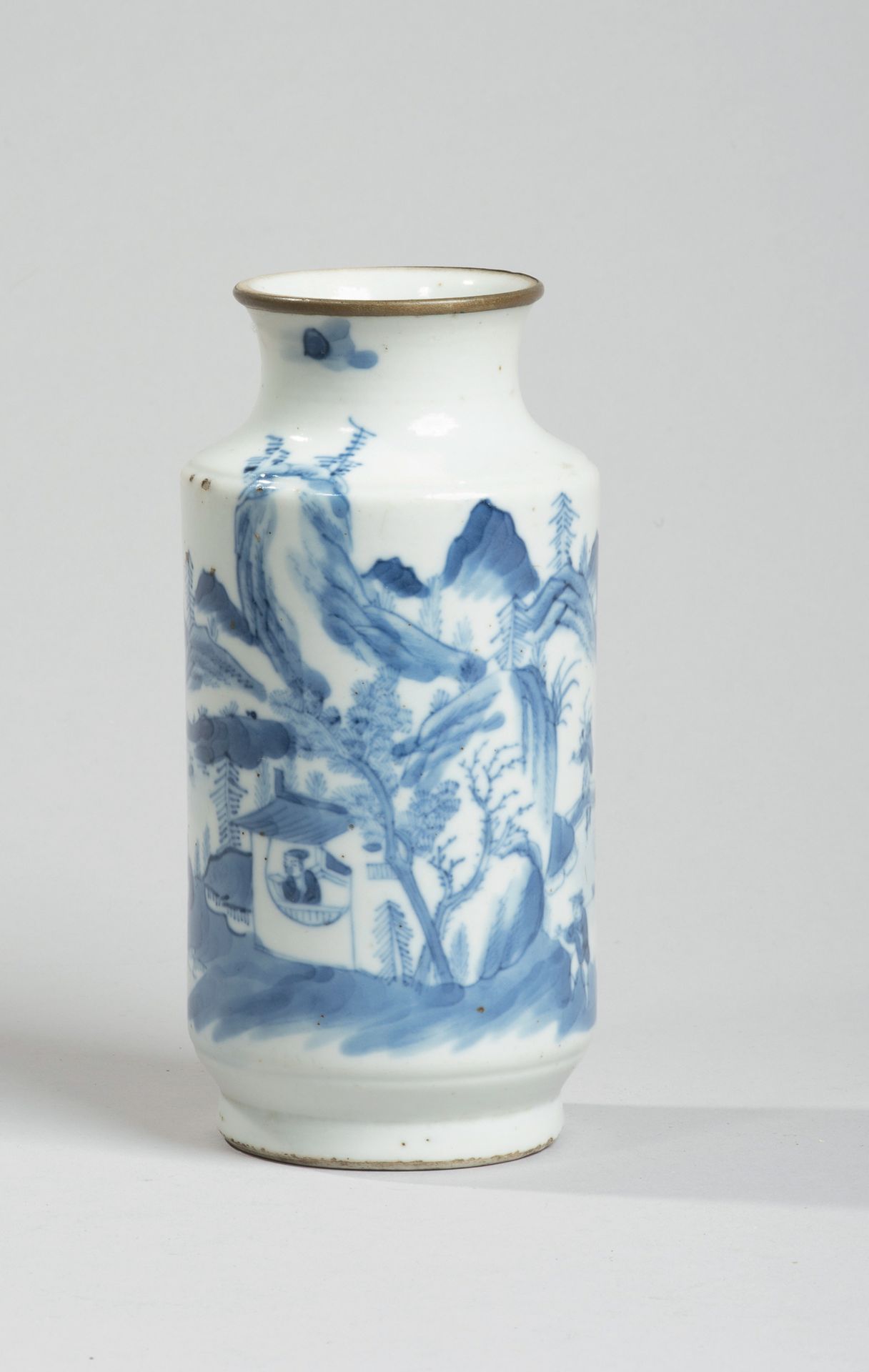 VIETNAM, Hue - XVIIIe/XIXe siècle - Vase rouleau en porcelaine décorée en bleu s&hellip;