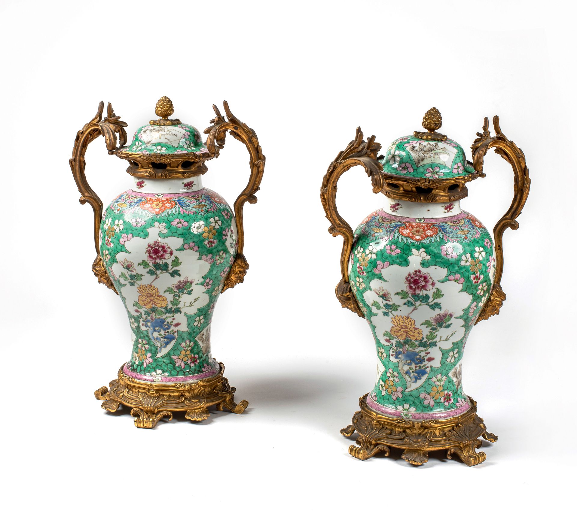 CHINE - EPOQUE KANGXI (1662 - 1722) 
一对瓷质阳台花瓶，用绿色家族的多色珐琅彩装饰着花枝和牡丹中的鸟儿，盛开的菊花和穿在寄存&hellip;