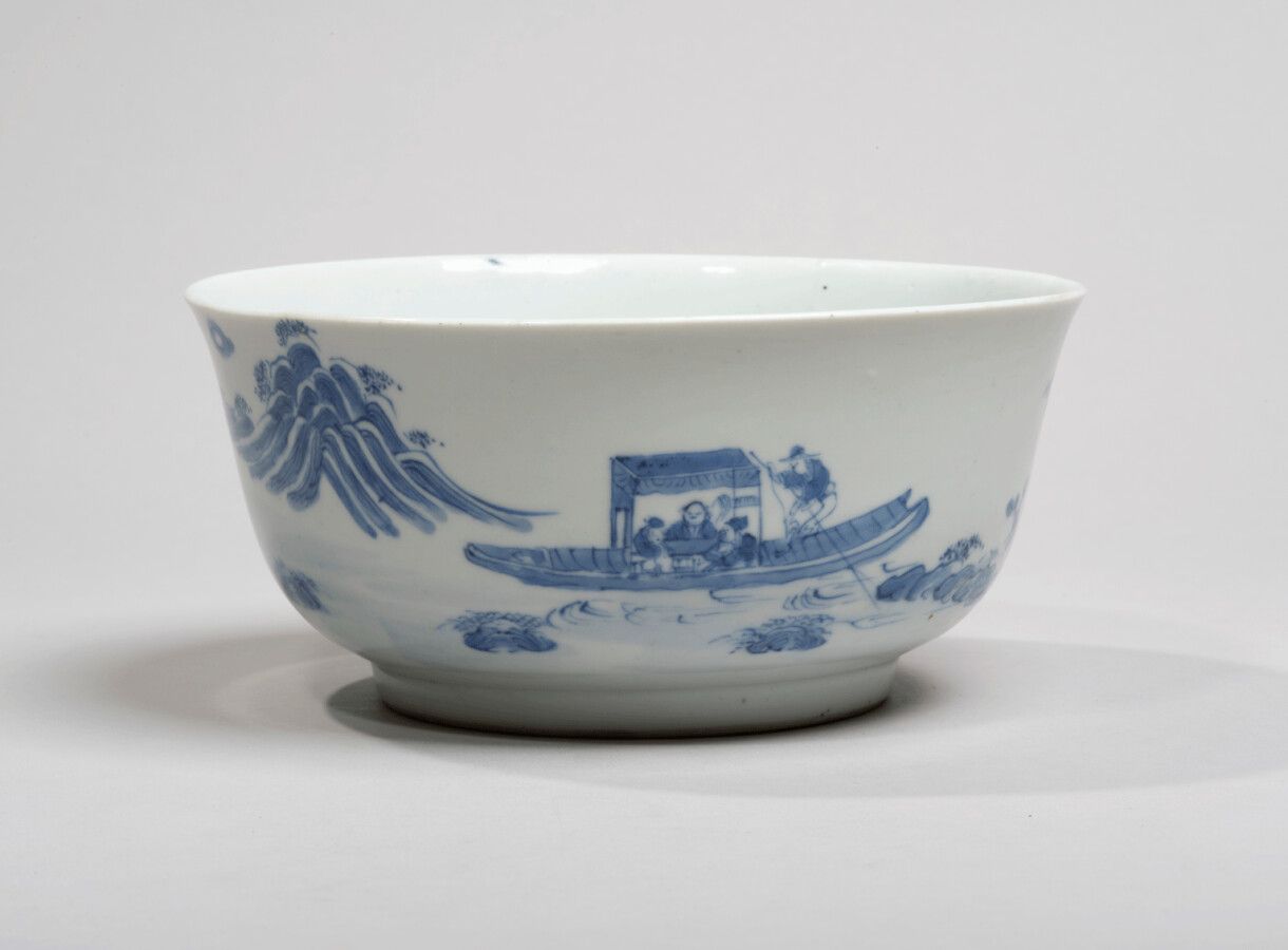 VIETNAM, Hue - XIXe siècle - 瓷碗，边缘略微外翻，釉下蓝色装饰有船中的学者。在背面，有Kinh so'n phien ngoc（景山&hellip;