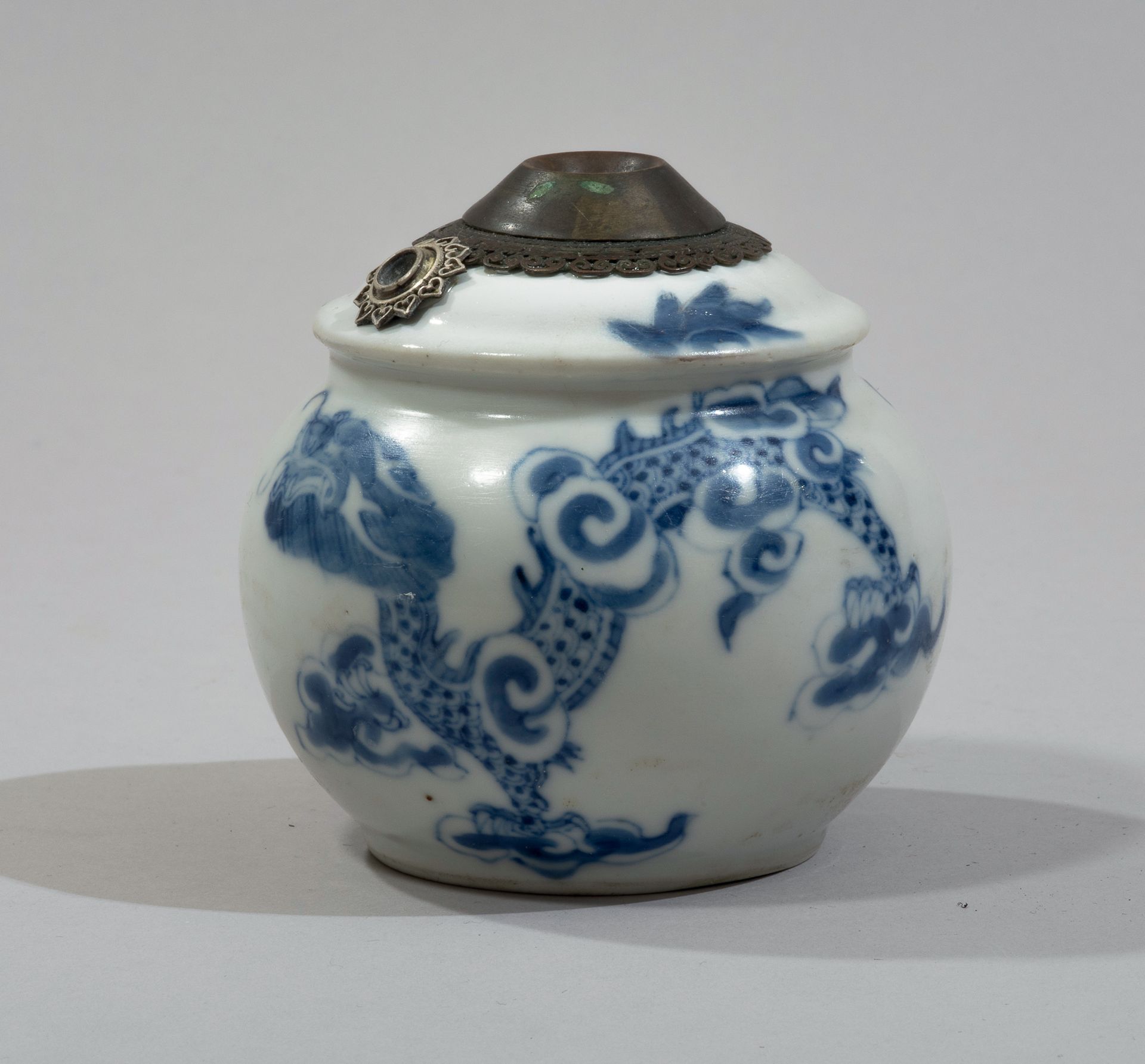 VIETNAM, Hue - XIXe siècle 
Pipa de agua de porcelana decorada en azul bajo vidr&hellip;