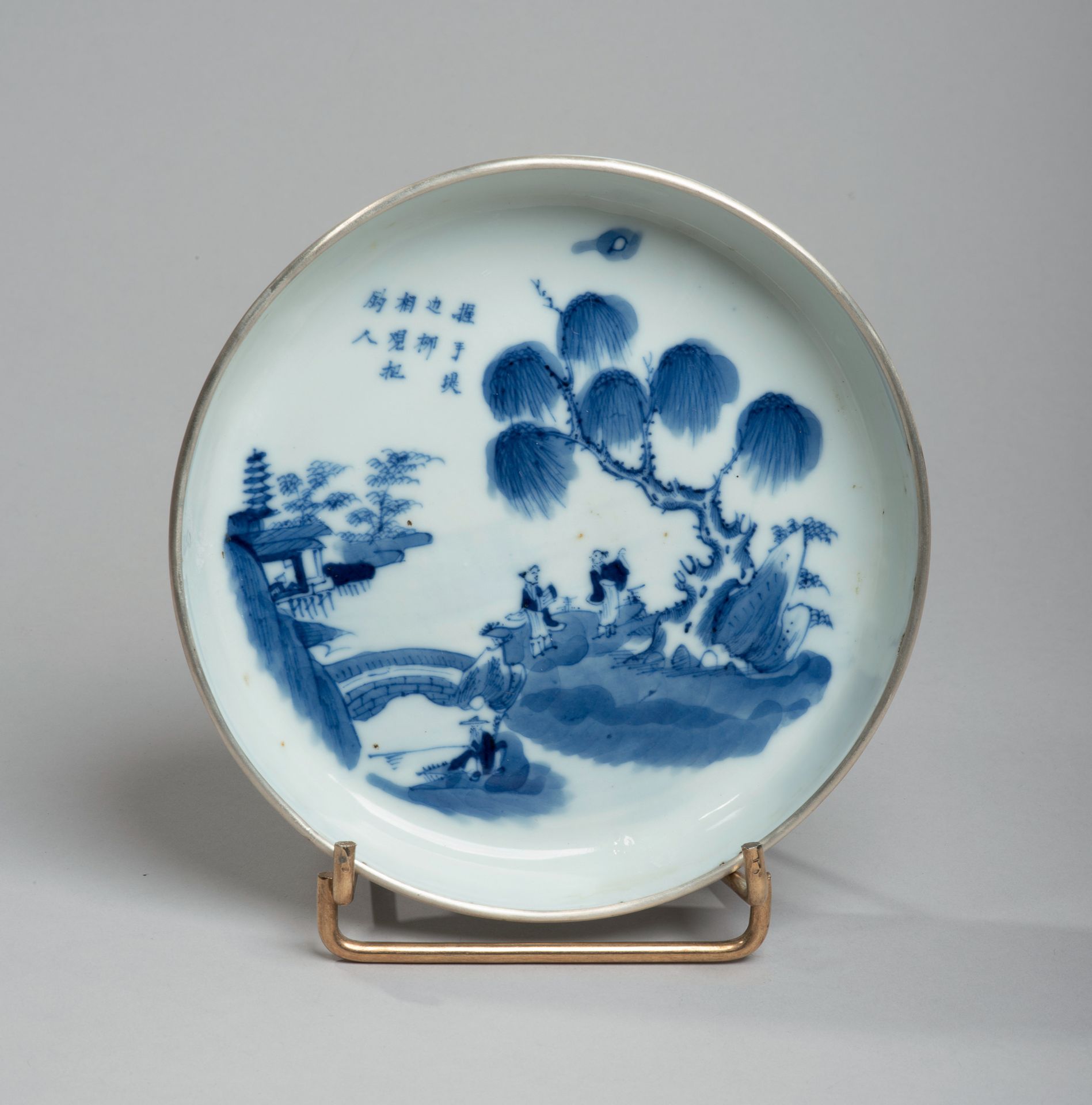 VIETNAM, Hue - XIXe siècle 
瓷碗，釉下青花装饰着凤凰，旁边是一群学者和垂柳下的渔夫，还有一首诗。直径14.5厘米。