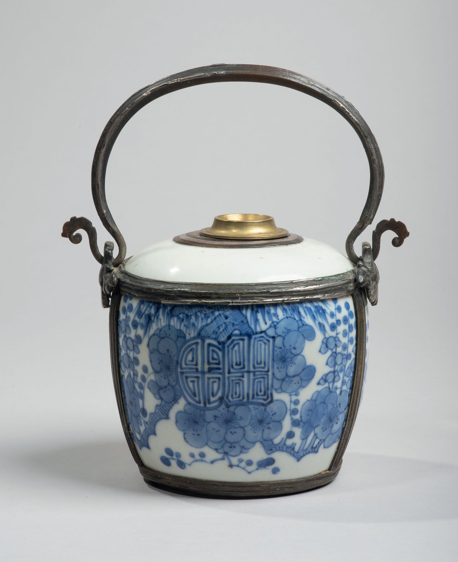VIETNAM, Hue - XIXe siècle - Pipe à eau en porcelaine à décor en bleu sous couve&hellip;
