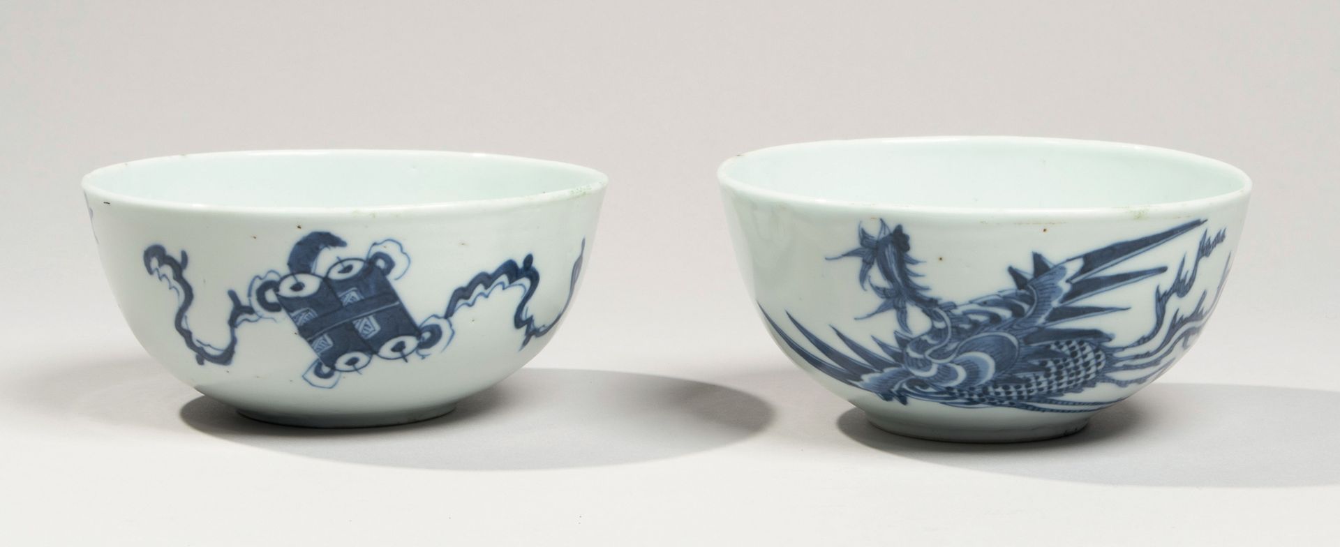 VIETNAM - XIXe siècle 
一对瓷碗，釉里红的凤凰和双卷装饰。在背面，有Noi phú（内部办公室部门）的标记。
Diam. 11.3 cm.