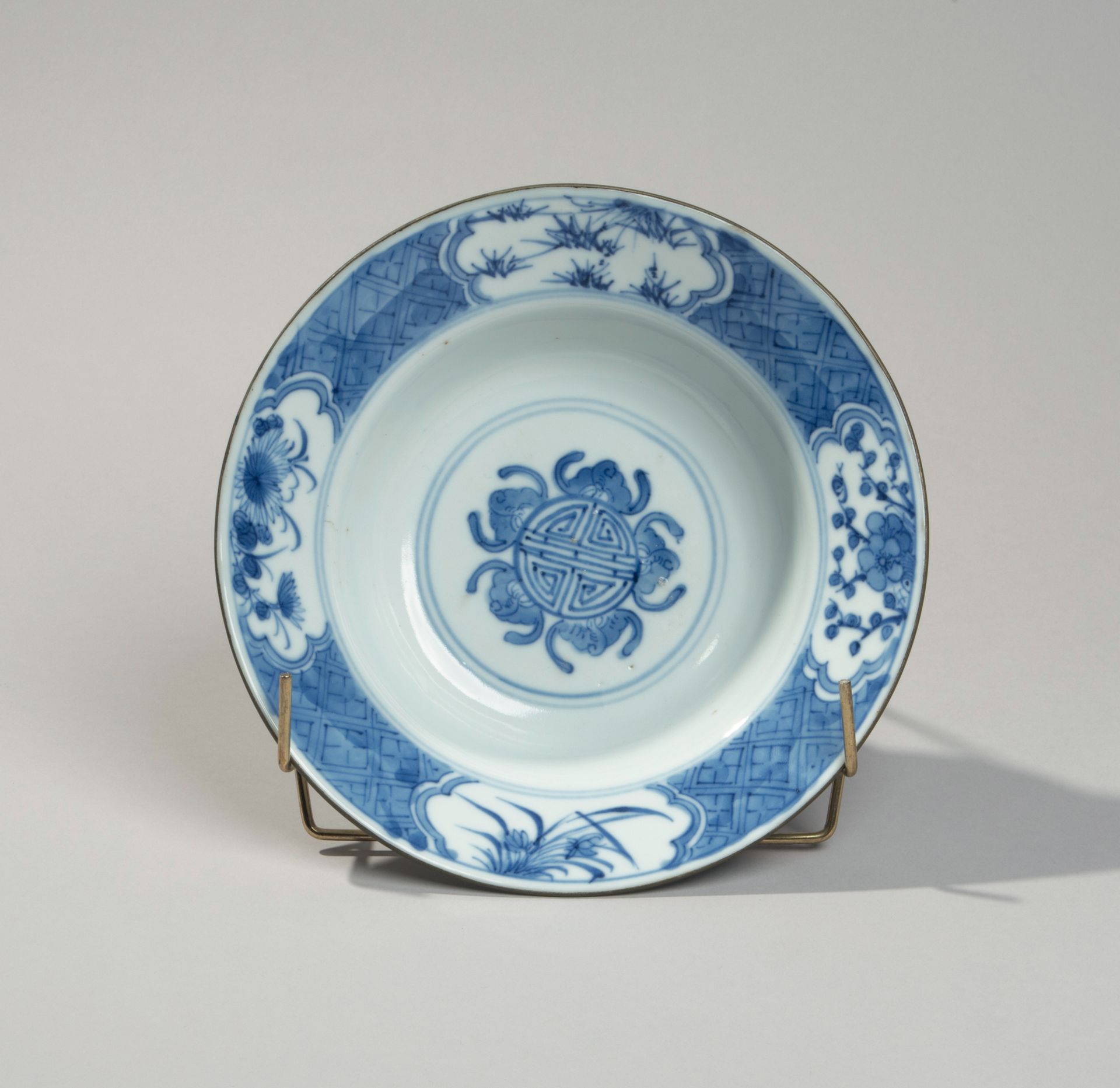 VIETNAM, Hue - XIXe siècle 
Porzellan, ausgestellte Schale mit blauem Unterglasu&hellip;