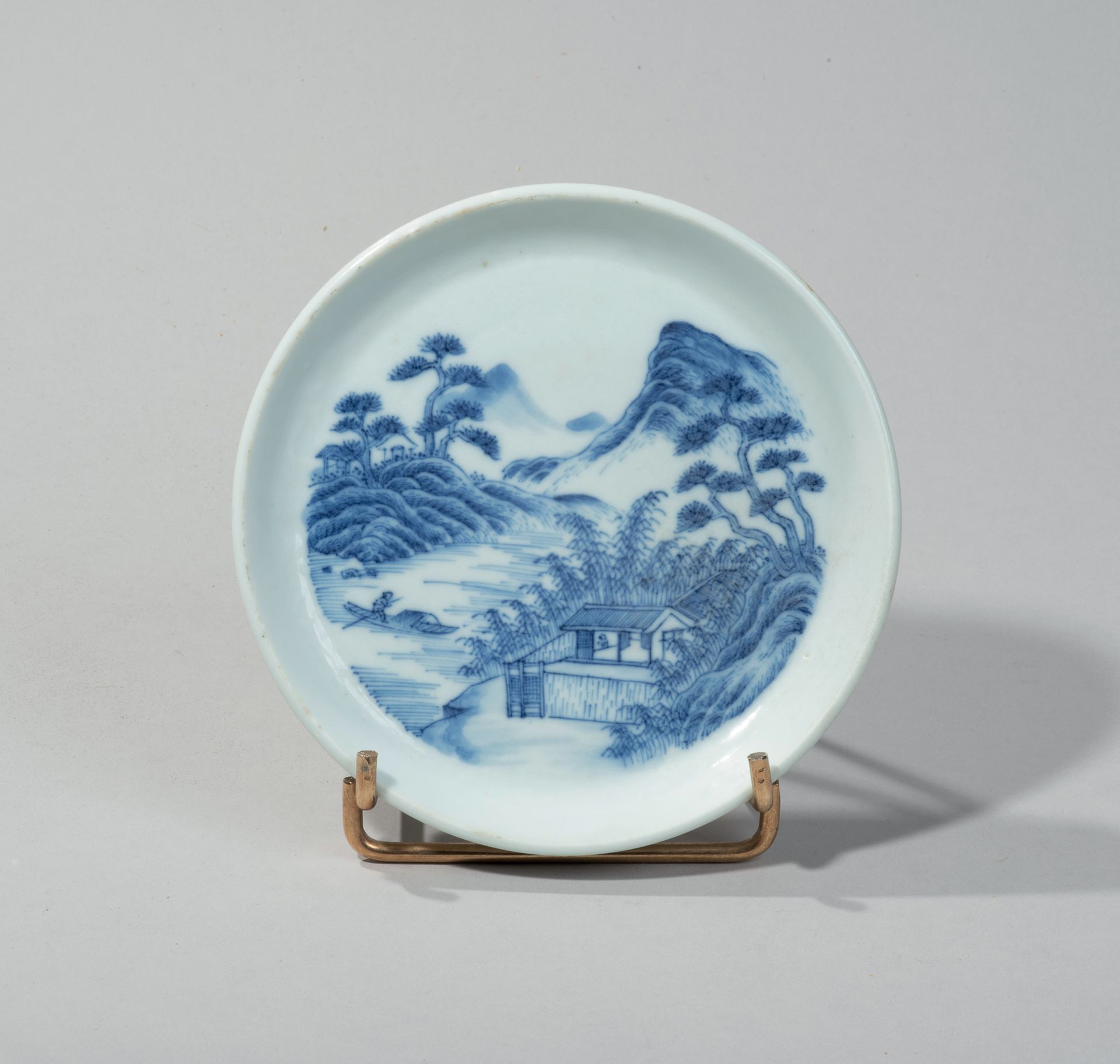 VIETNAM, Hue - XVIIIe siècle 
Taza de porcelana con decoración azul bajo vidriad&hellip;