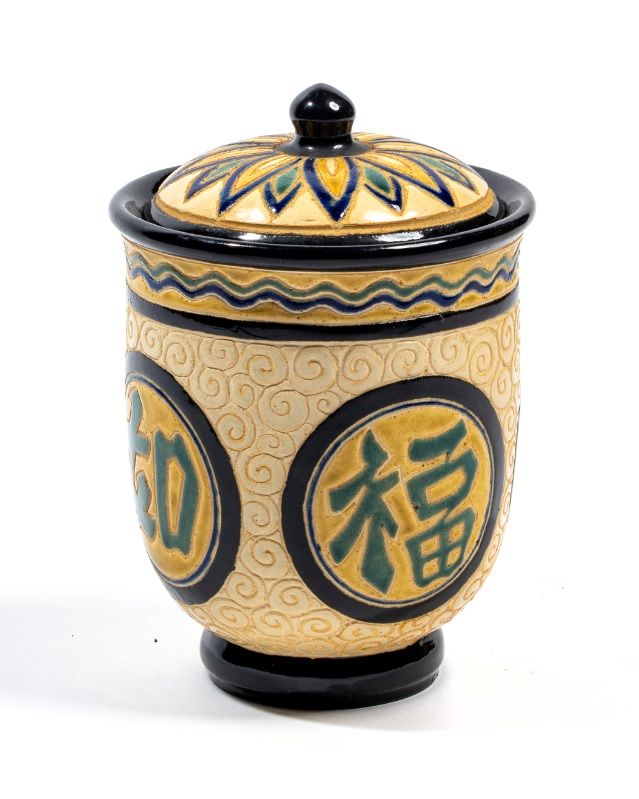 Vietnam / Indochine, XXe siècle 
Bedeckte Vase auf Sockel mit Kalligraphie, die &hellip;