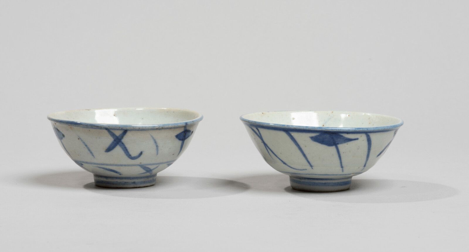 VIETNAM, Hue - Vers 1900 
Two porcelain bowls decorated in blue underglaze with &hellip;