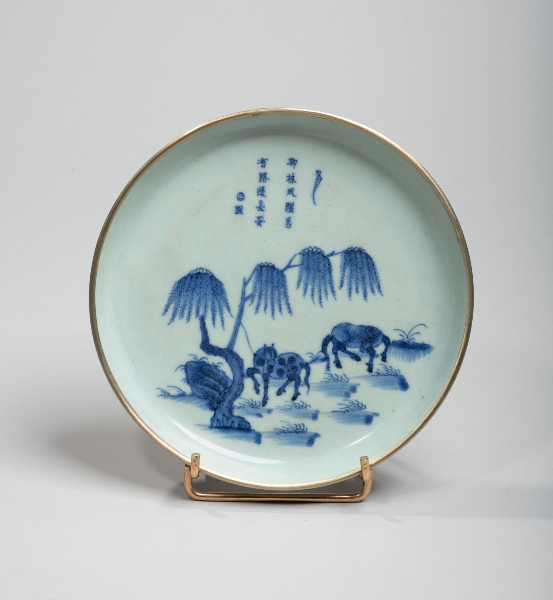 VIETNAM - XIXe siècle 
瓷杯，釉下青花装饰，两匹马在柳树下吃草。金属环状边缘。在背面，有Ngo?n ngoc（玉石游戏）标记。
直径17.&hellip;