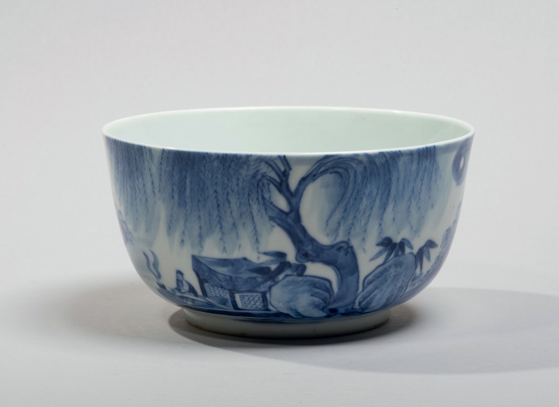 VIETNAM, Hue - XIXe siècle 
瓷碗以釉下青花装饰，上面有一个在岸边坐船的学者和一首诗。背面有Nhý?c thâm trân tàng的&hellip;