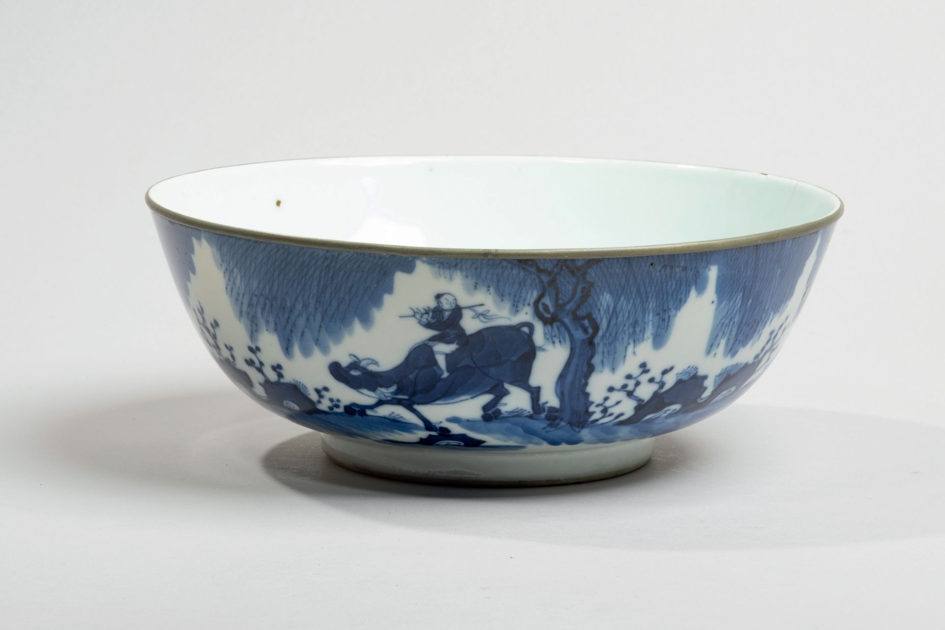 VIETNAM, Hue - XIXe siècle 
瓷碗以蓝色釉下彩装饰的牛郎在其动物身上吹笛。边缘用金属包围着。背面有大明侧(裂缝)的天书款
，直径22厘&hellip;