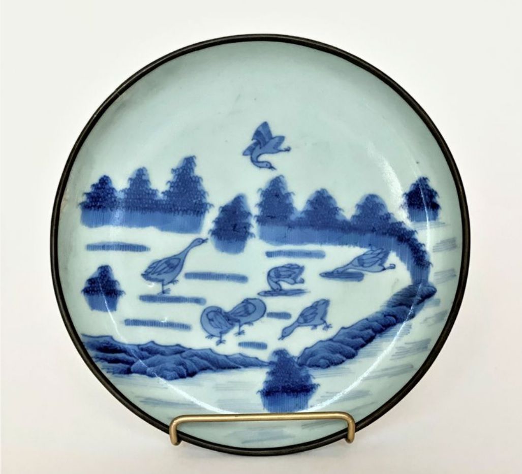 VIETNAM - Fin XIXe siècle 
瓷杯，蓝色釉下彩装饰的七只鹅在池塘中。反面有Phác标记（粗玉）（裂纹和修复）直径16.8厘米。