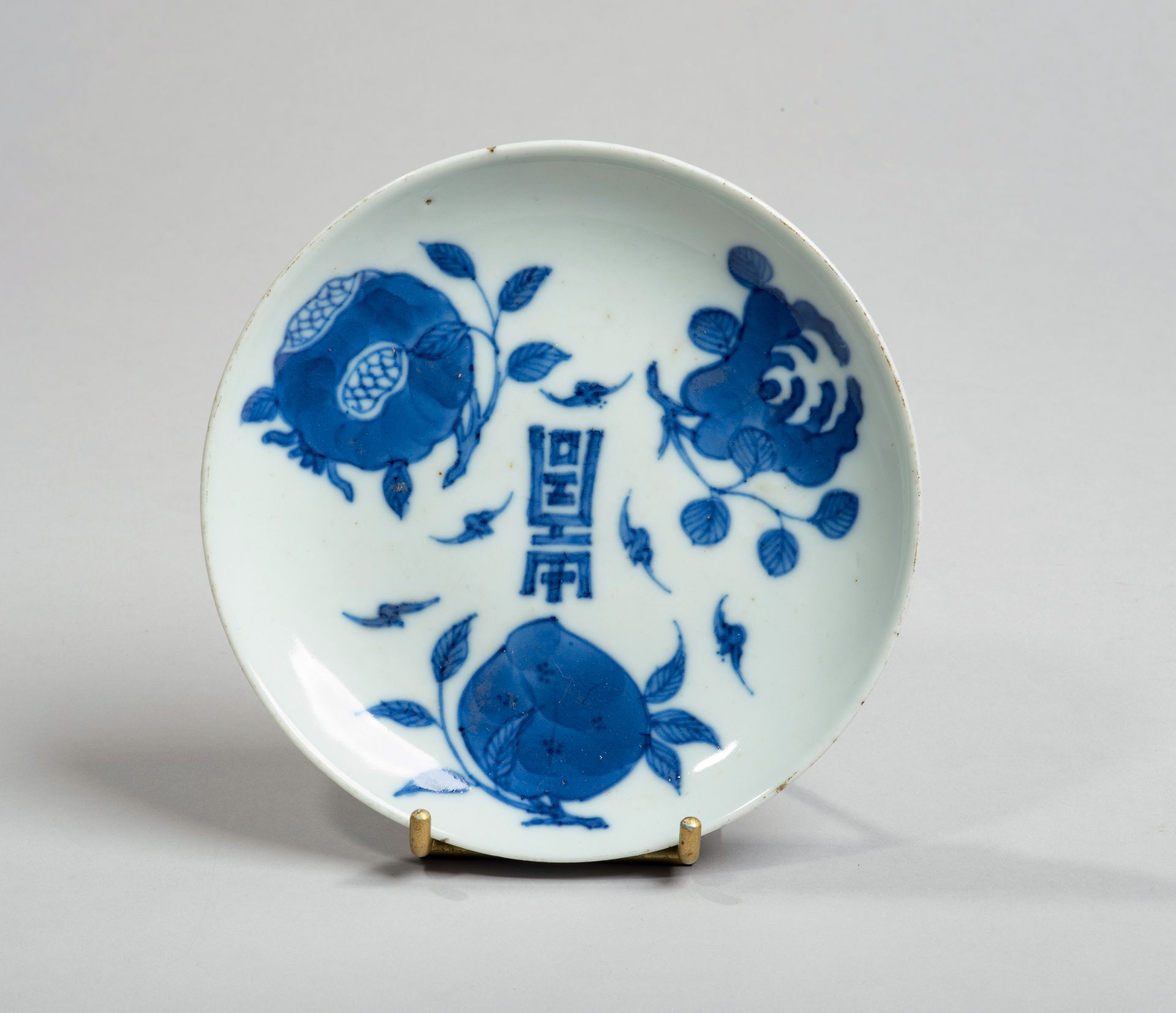 VIETNAM - XIXe siècle 
瓷杯，釉下青花三丰纹。在背面，有Ngo?n ngoc标记（玉石游戏）。(芯片) 直径13,2厘米