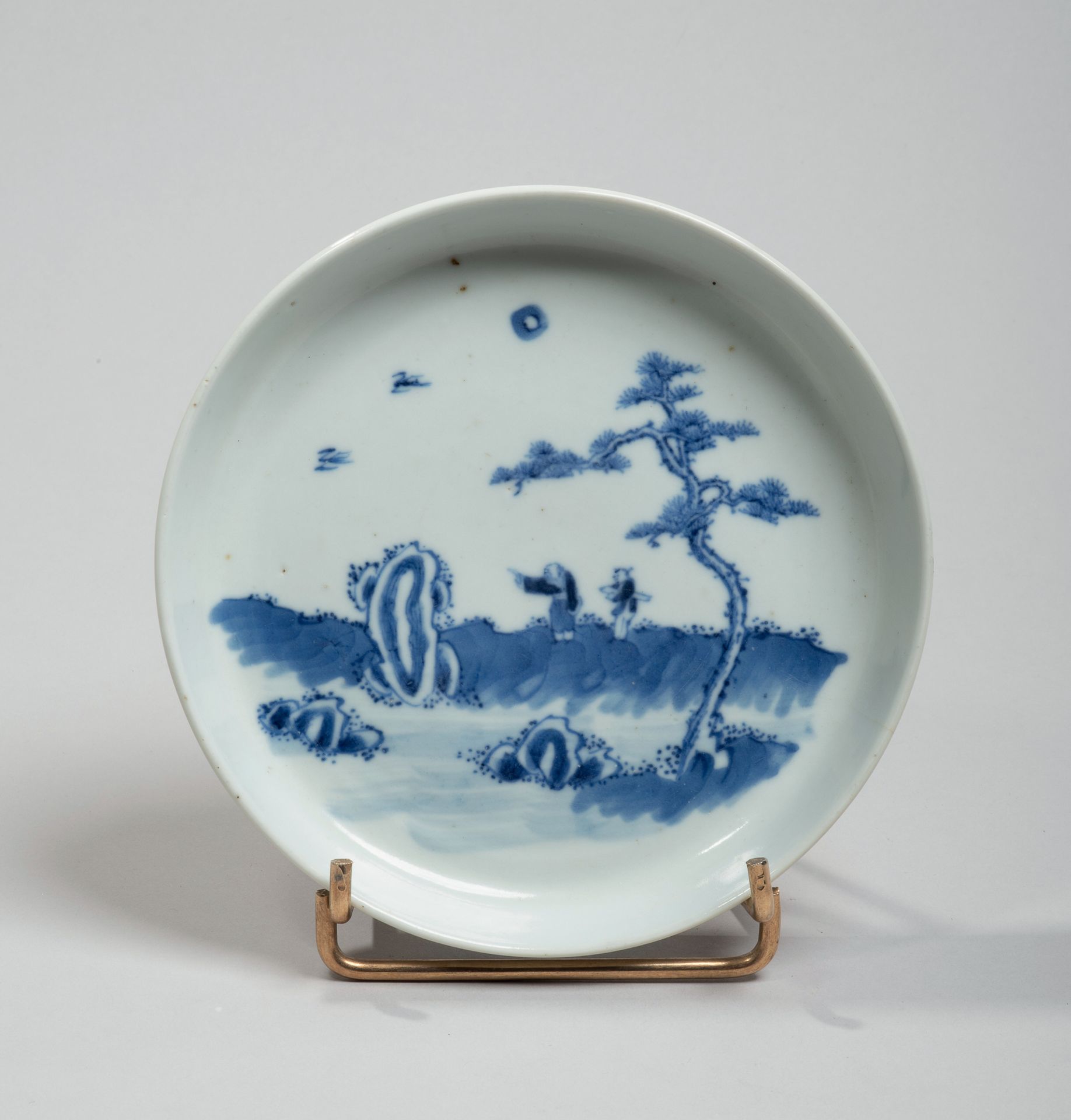 VIETNAM, Hue - XIXe siècle 
瓷碗以釉下青花装饰，在松树和岩石附近的风景中，有一个学者和他的仆人。在背面，有tung phong ph&hellip;