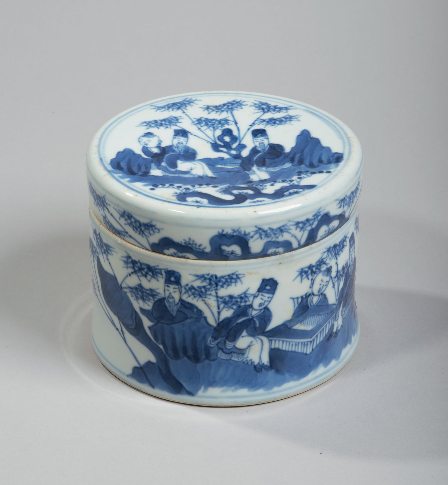 VIETNAM, Hue - XIXe siècle 
一个圆形的瓷盒，用蓝色的釉下彩装饰着竹子中的字母，正在下棋。直径14厘米。