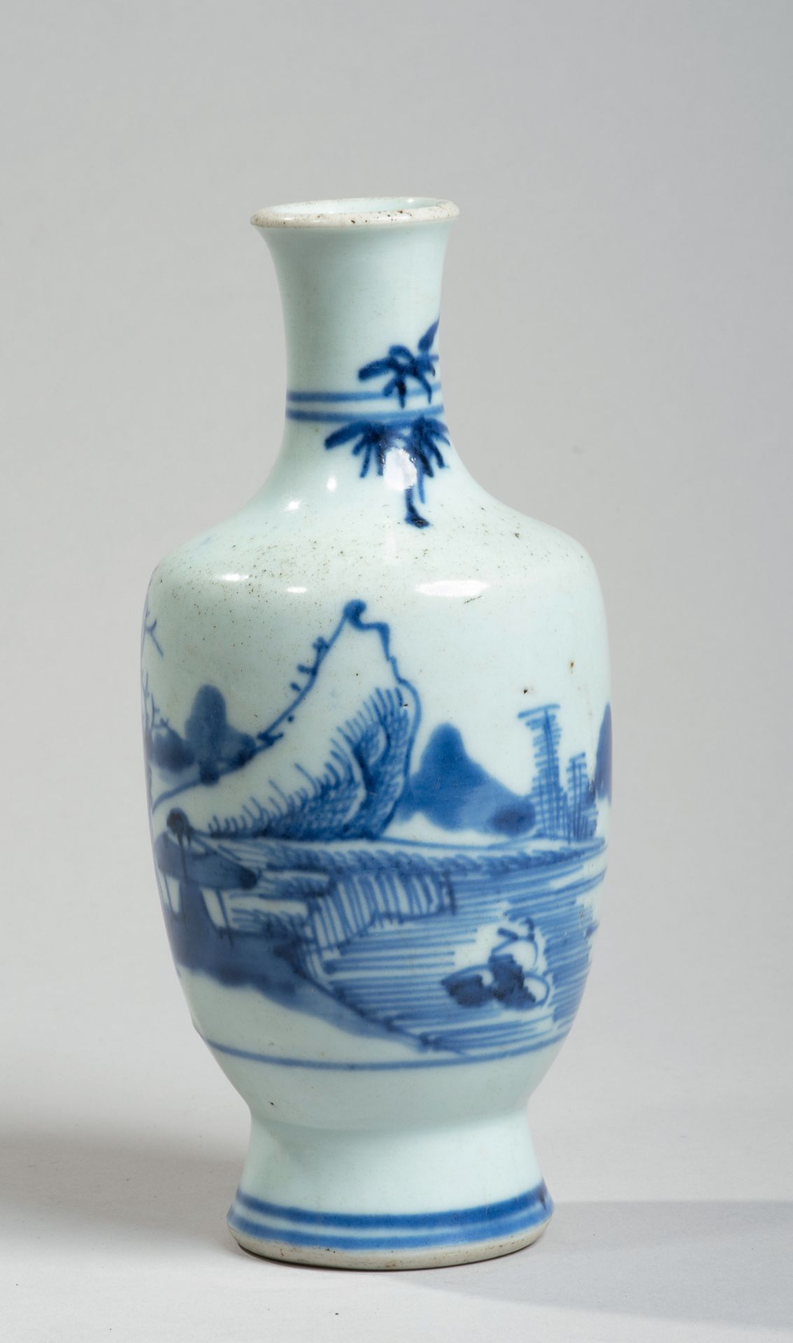 VIETNAM, Hue - XIXe siècle 瓷器花瓶，釉下彩蓝色装饰的风景中的学者。(研磨的边缘)。尺寸 H. 16,8 cm