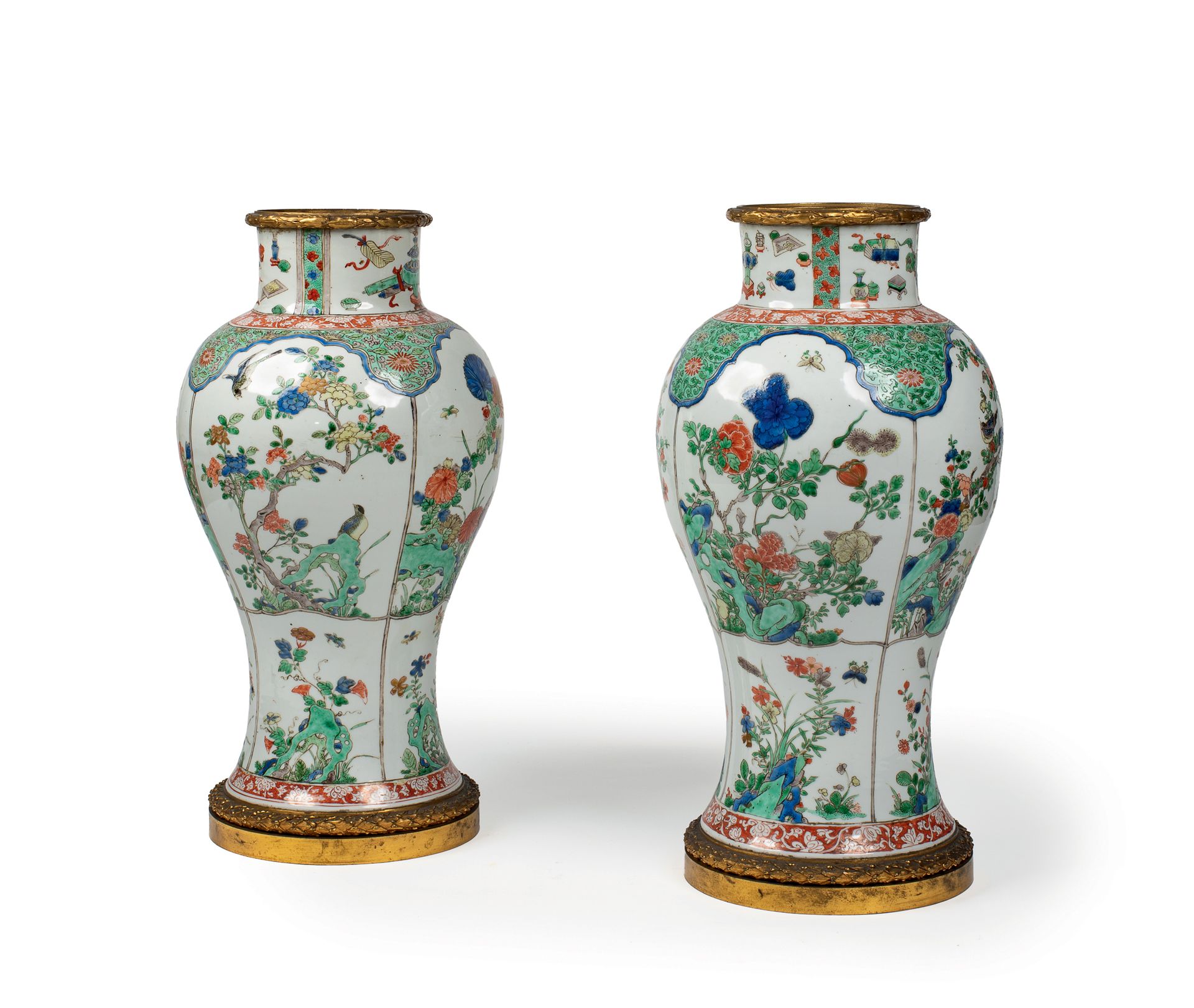 CHINE - Epoque YONGZHENG (1723 - 1735) 
Paire de potiches en porcelaine décorées&hellip;