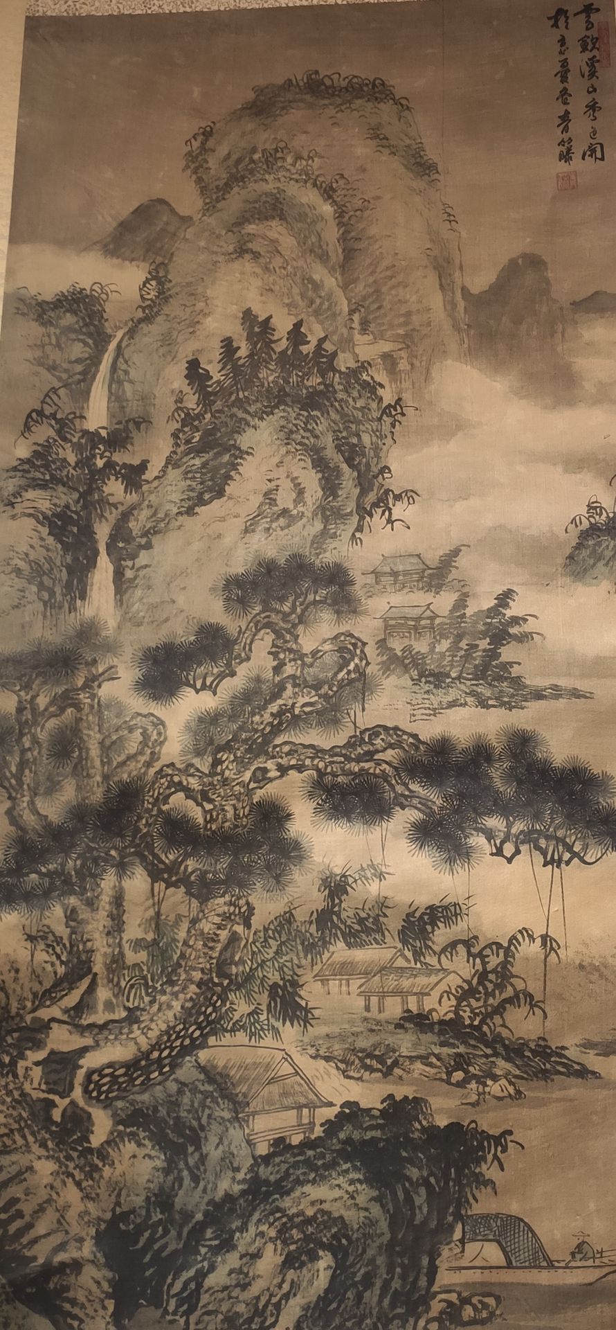 CHINE 画在卷轴上的山水在薄雾中迷失。卷轴右侧的题字和印章