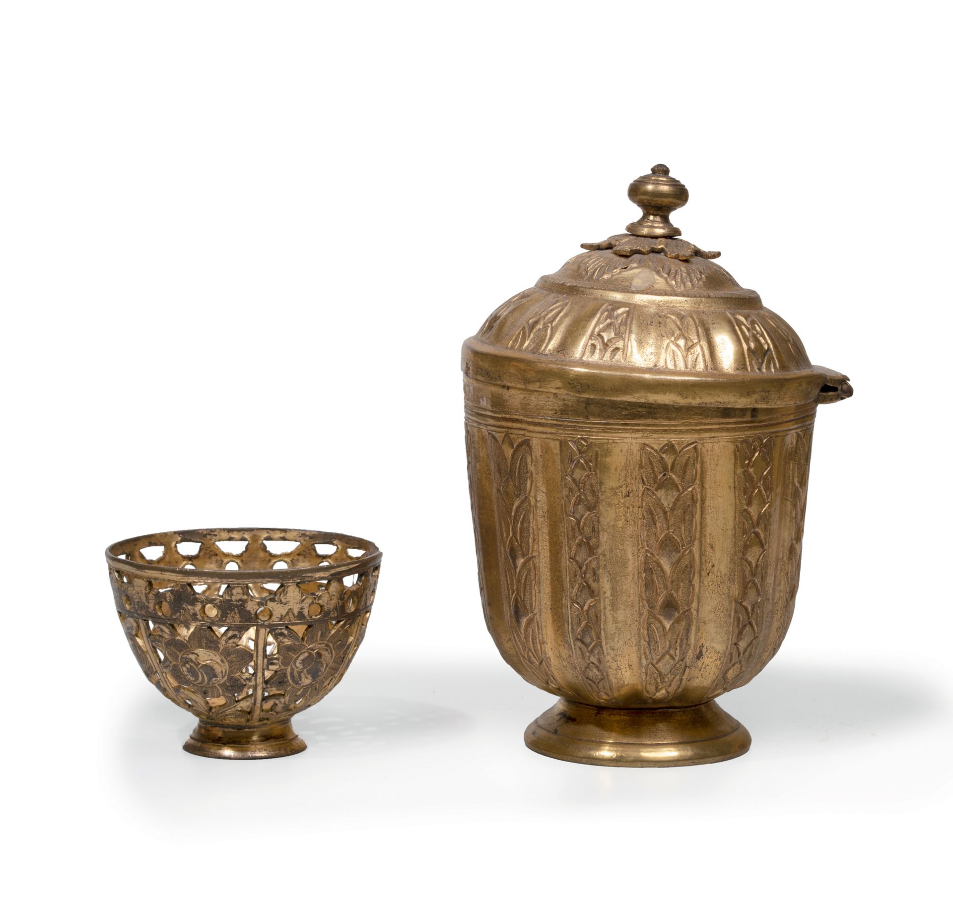Null 一个墓碑式糖碗和一个Zarf
水银鎏金铜 - 墓碑
土耳其，18世纪末，奥斯曼帝国 糖碗的高度：12.5；Zarf的高度：4.5厘米
这个墓碑式糖碗呈&hellip;