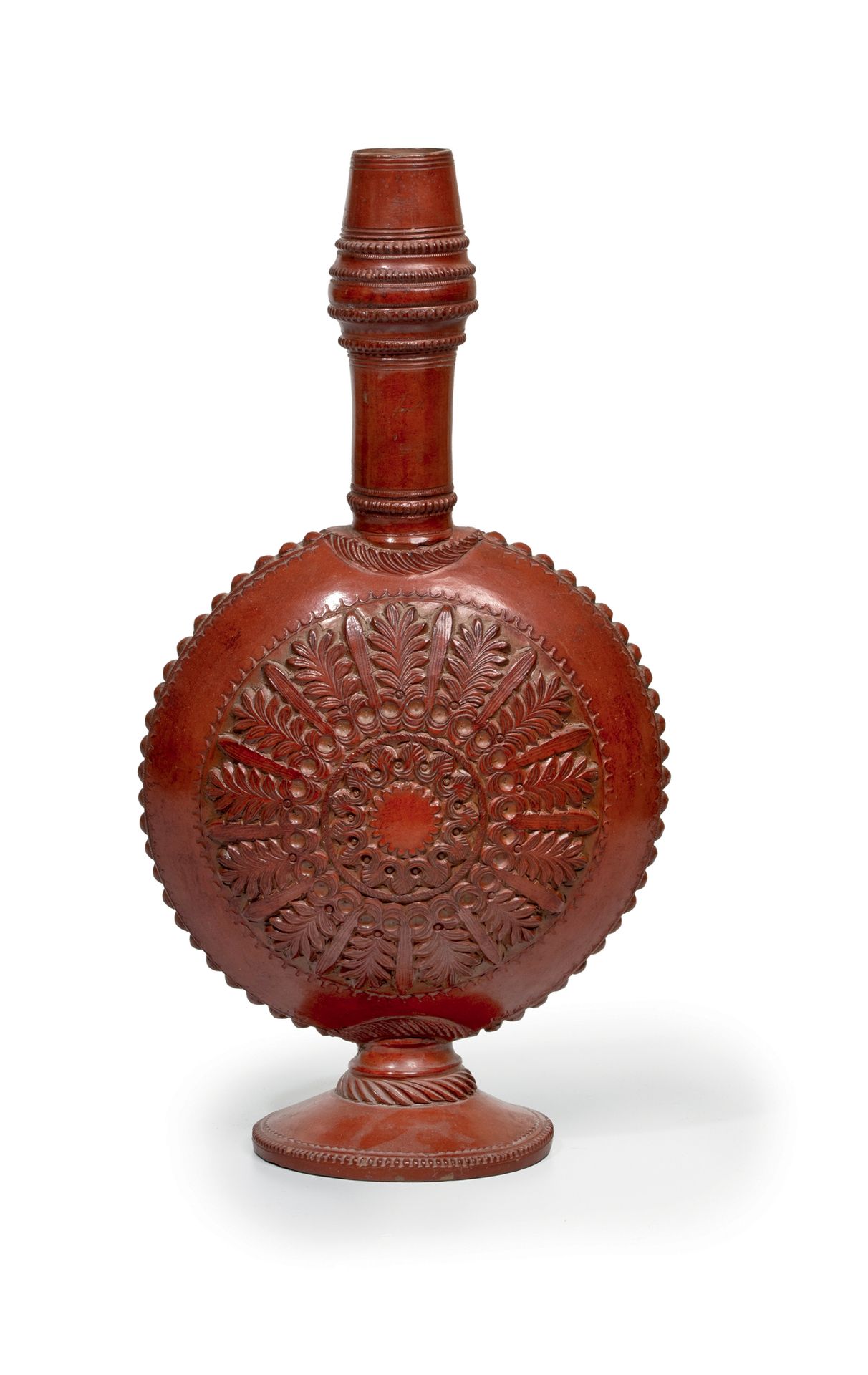 Null 红色陶瓶，托普汉风格 奥斯曼埃及，19世纪 高度：26,4厘米
它有一个圆形的瓶身，两边中间有大的奖章装饰，上面有棕榈花和放射状的植物图案。身体的边缘&hellip;