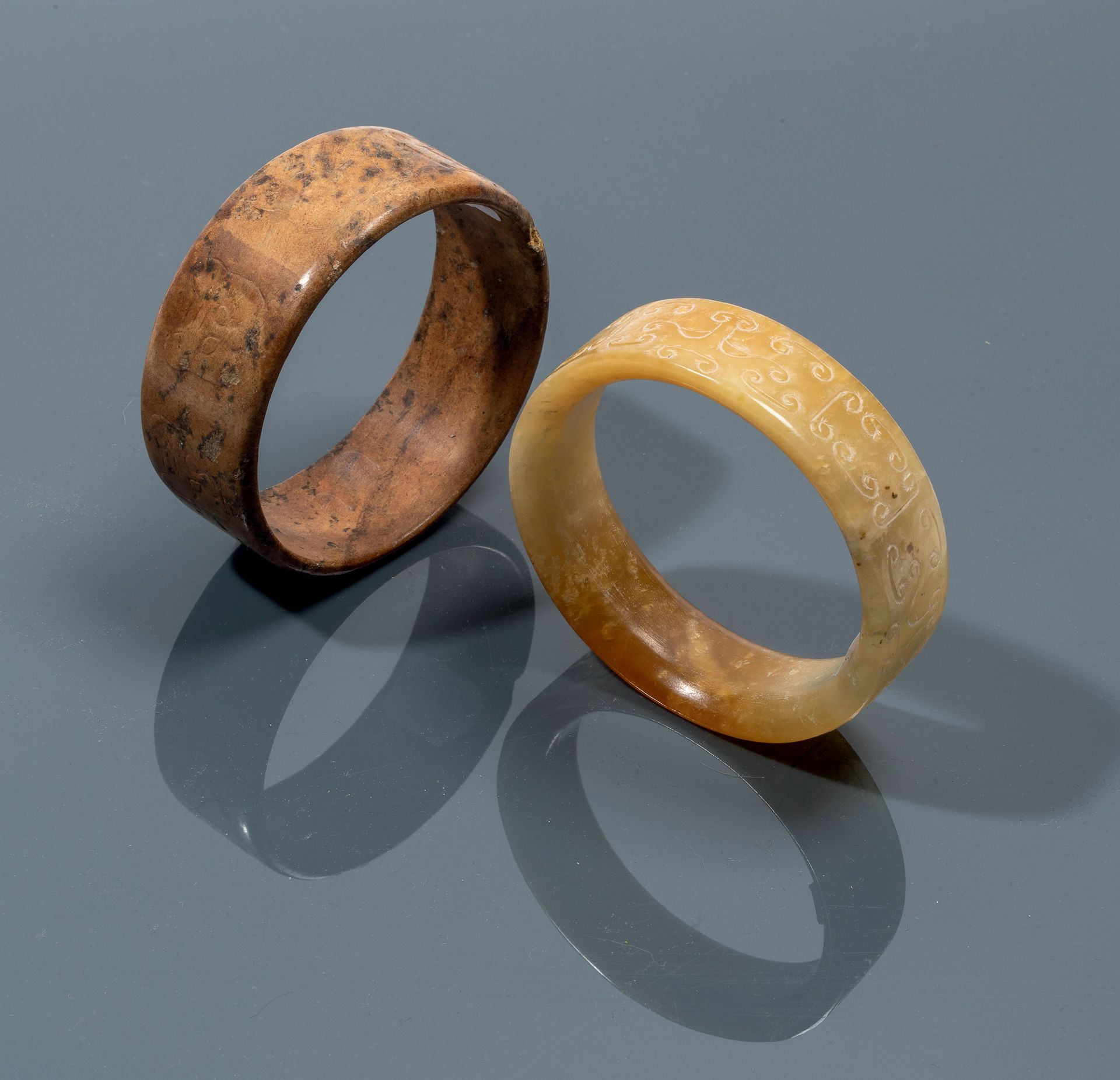 CHINE - De style Ming Deux bracelets, l'un en néphrite brune à décor de têtes de&hellip;