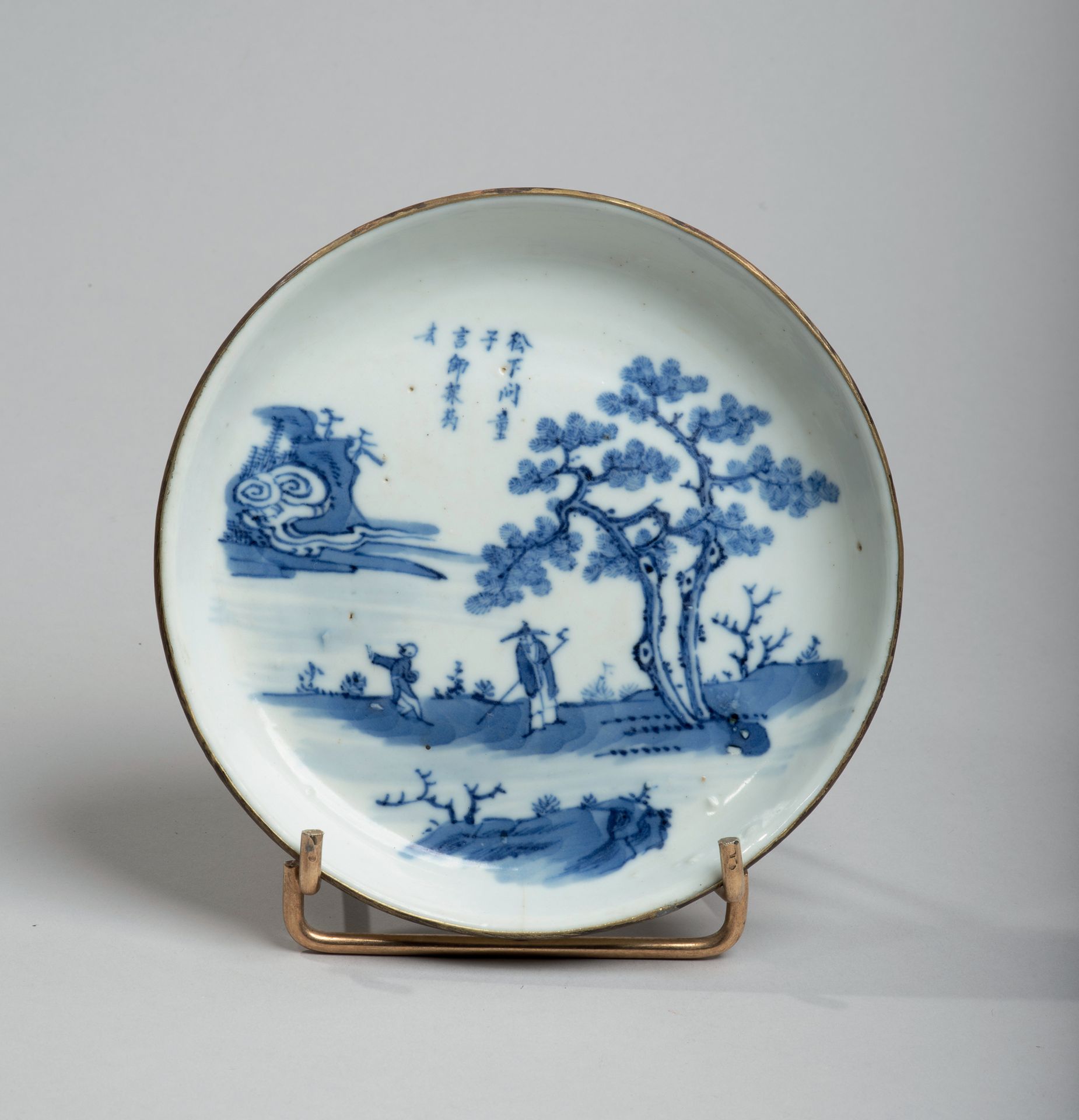 VIETNAM, Hue - XIXe siècle 
瓷碗以釉下青花装饰着一个学者和他的仆人，靠近一棵松树和一首诗。背面有Nhý?c thâm trân tà&hellip;