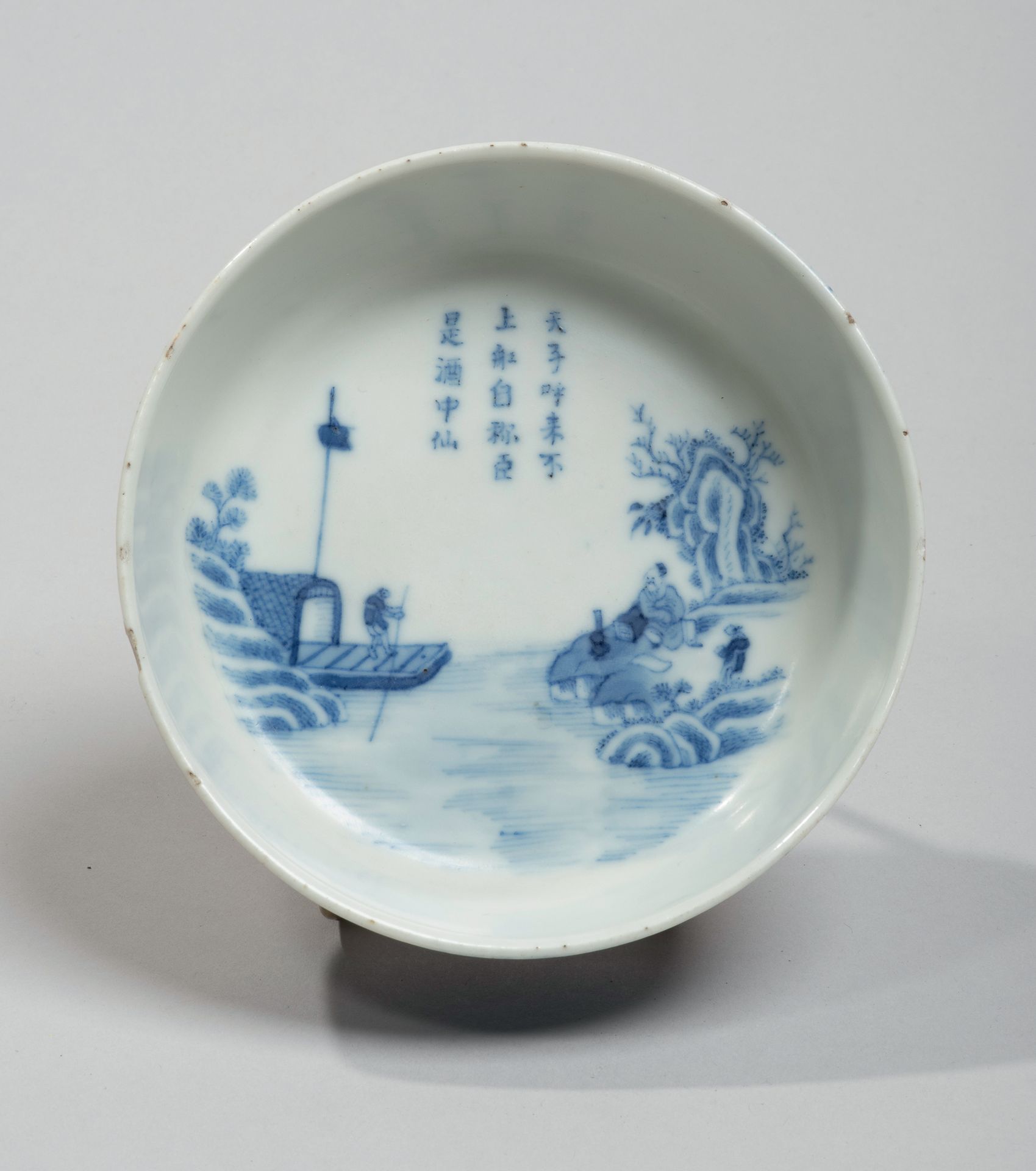 VIETNAM, Hue - XIXe siècle 
瓷碗以釉下青花装饰着一个学者坐在河岸上，由仆人陪伴，看着船上的渔夫，上面有一首诗。在背面，标有di ti&hellip;