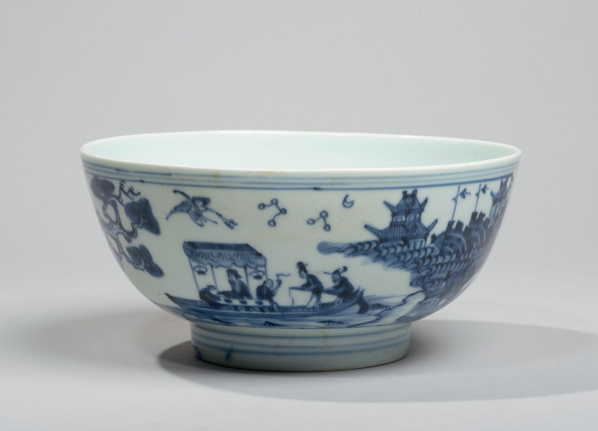 VIETNAM, Hue - XIXe siècle 
瓷碗在釉下青花中装饰着星座下的湖上小船。背面是成化的天书款。直径17.5厘米