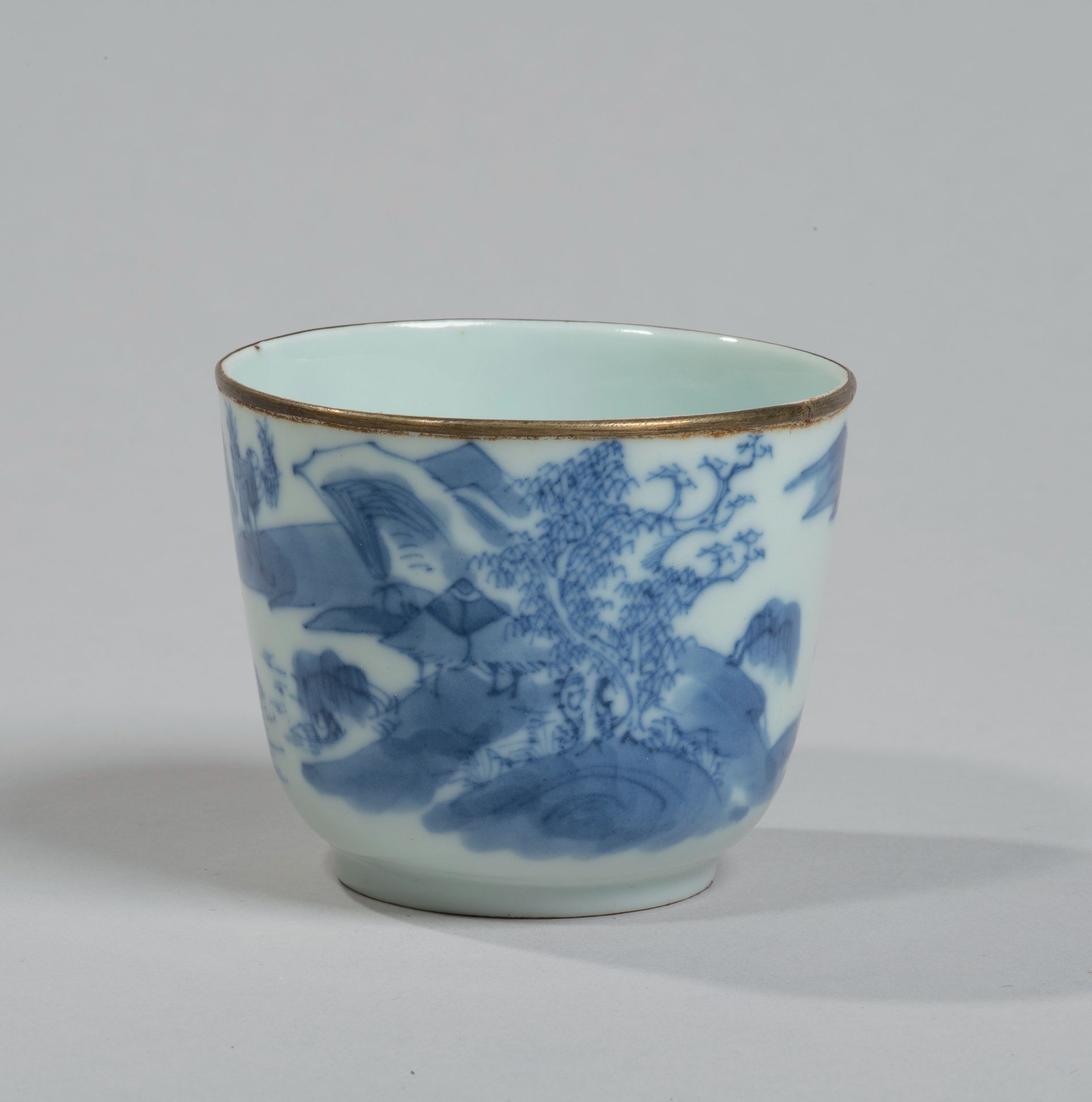 VIETNAM, Hue - XIXe siècle 
Sorbet porcelain decorated in blue underglaze with p&hellip;