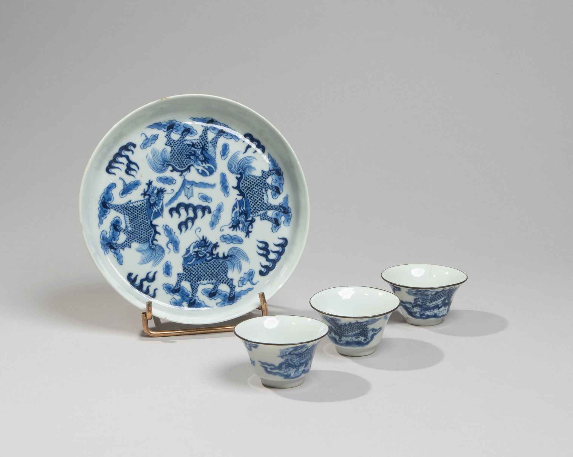 VIETNAM, Hue - XIXe siècle 
Set of three sorbets and a porcelain dish decorated &hellip;