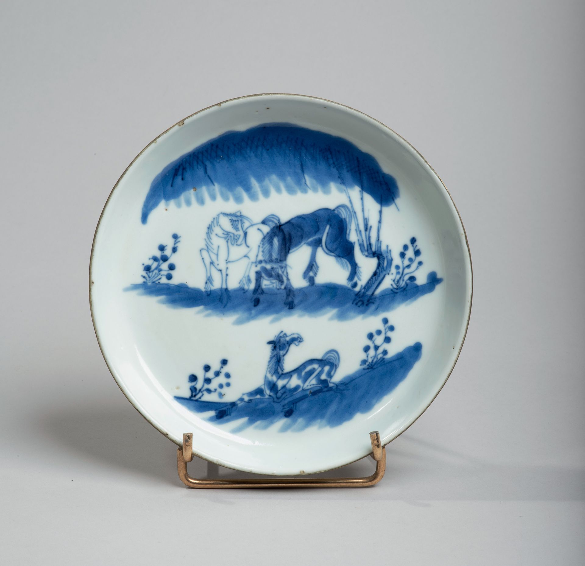 VIETNAM, Hue - XIXe siècle 
瓷碗，釉里红装饰有三匹马在吃草。在背面，有Ngoan ngoc（玉石游戏）标记。直径16厘米