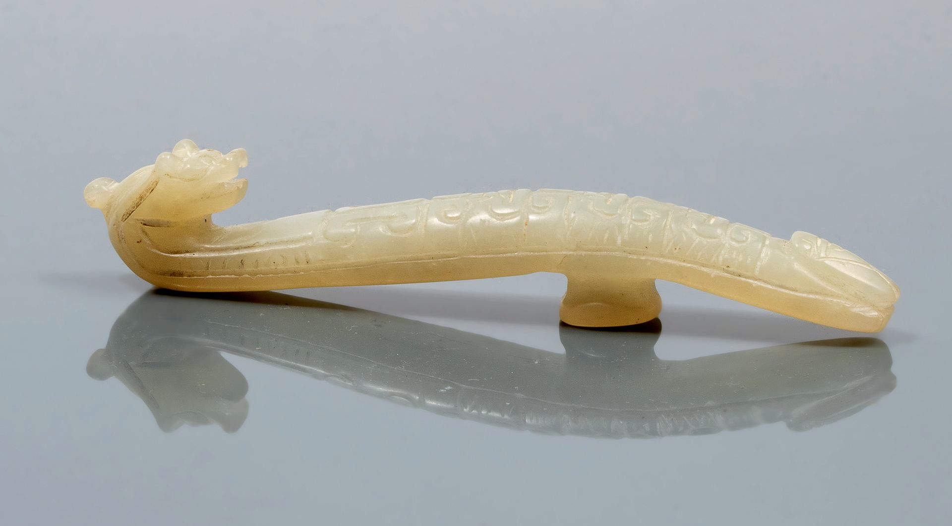 CHINE Fibula di giada bianca
La fibula decorata con un drago e una cicala, il ro&hellip;