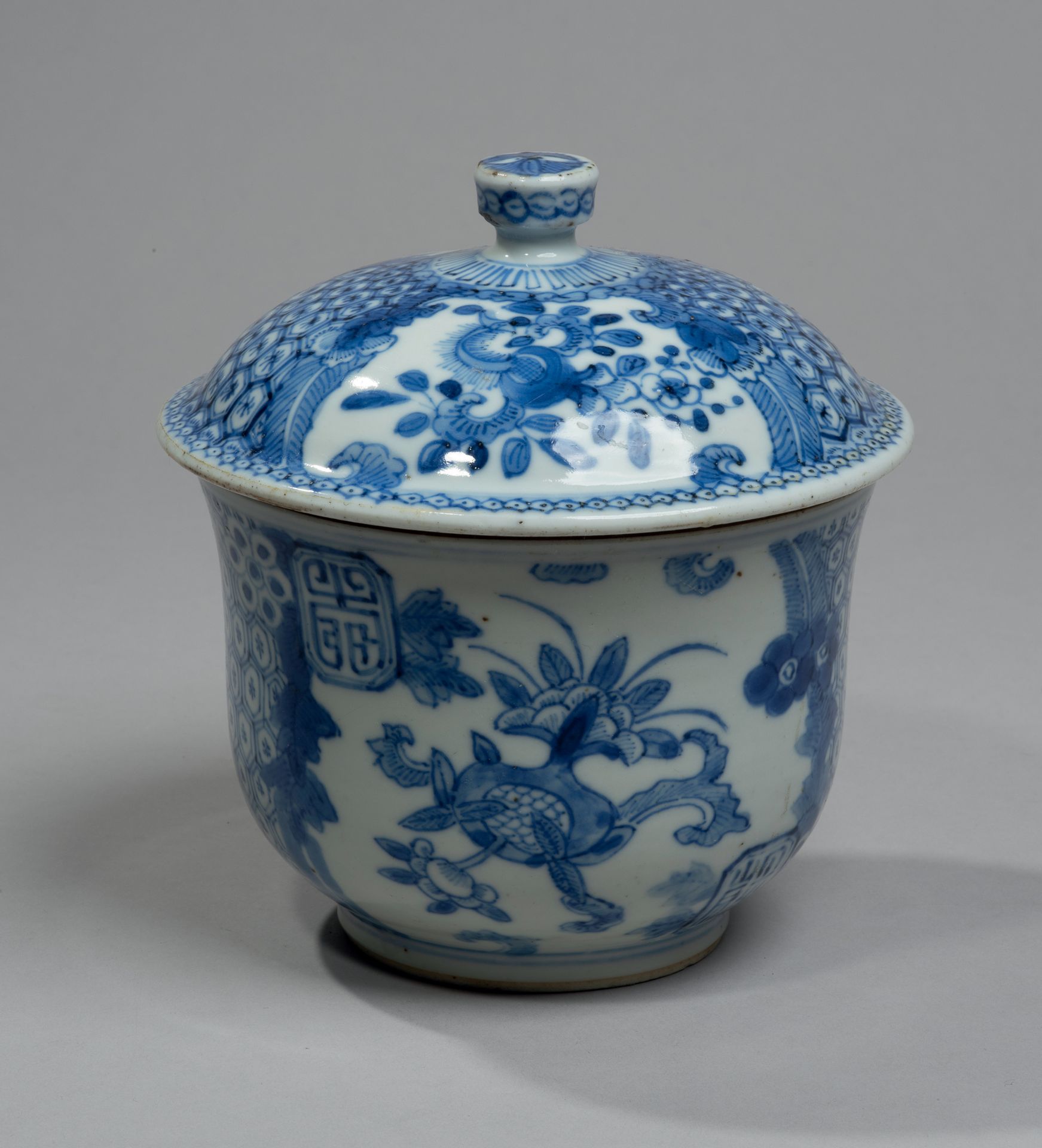 VIETNAM - XIXe siècle -
高15厘米，瓷质盖碗，釉下蓝色装饰有盛开的梅花、石榴和蜂巢图案。