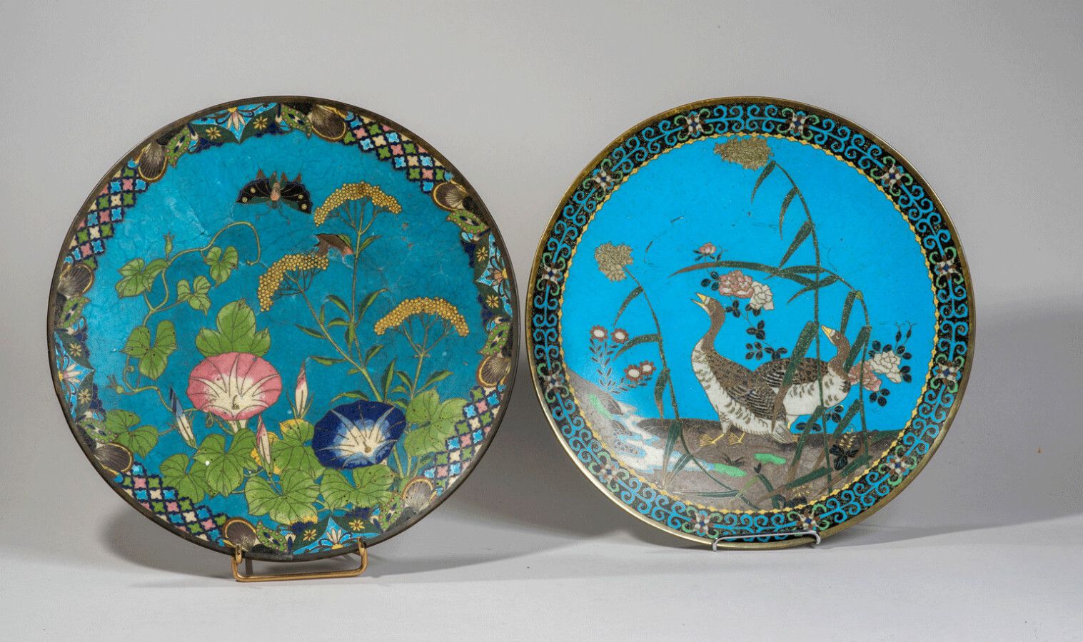 JAPON - XXe siècle 
Paire de plate en émaux cloisonnés à décor polychrome d'oies&hellip;