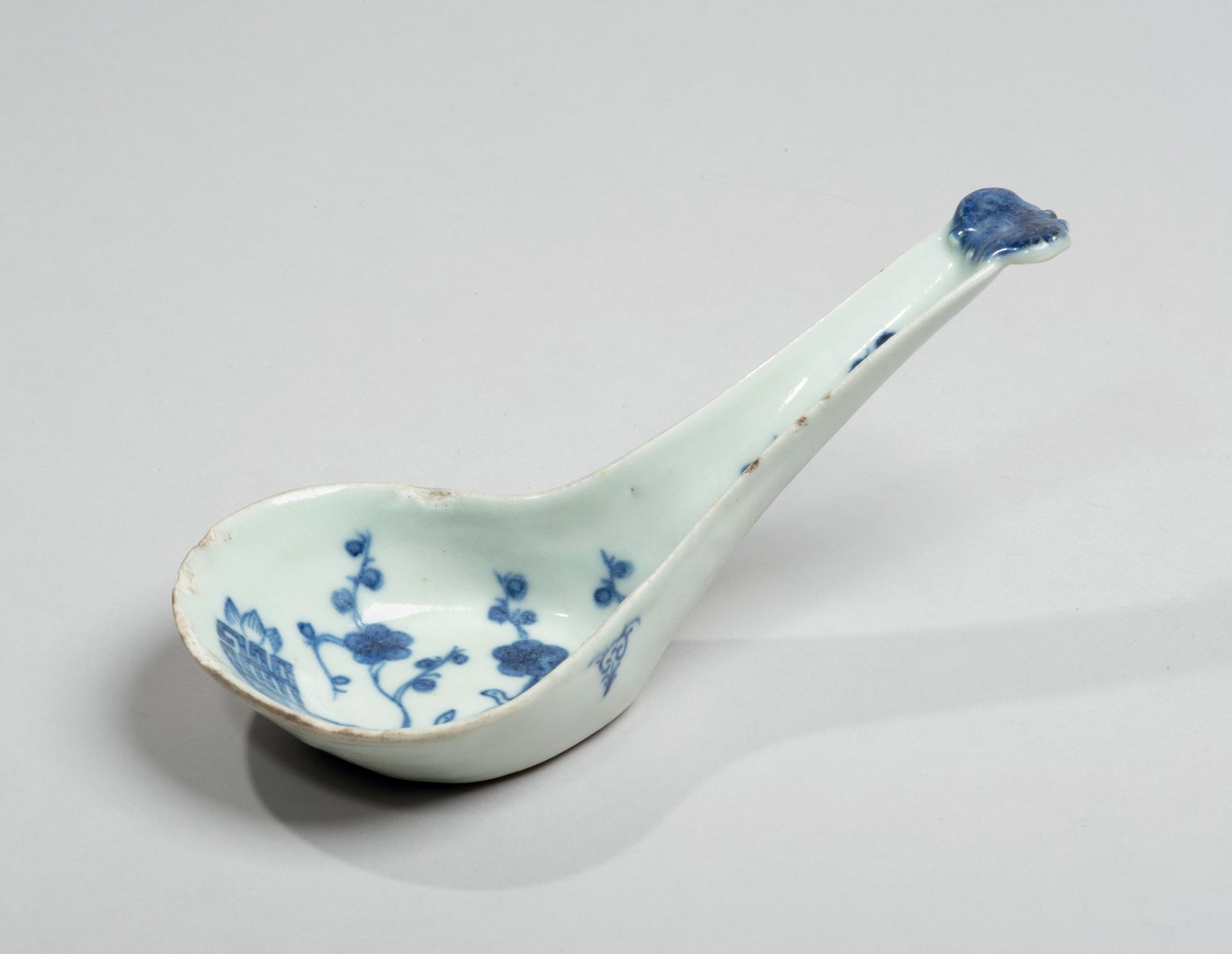 VIETNAM - XIXe siècle - Porcelain spoon decorated in blue underglaze with plum t&hellip;