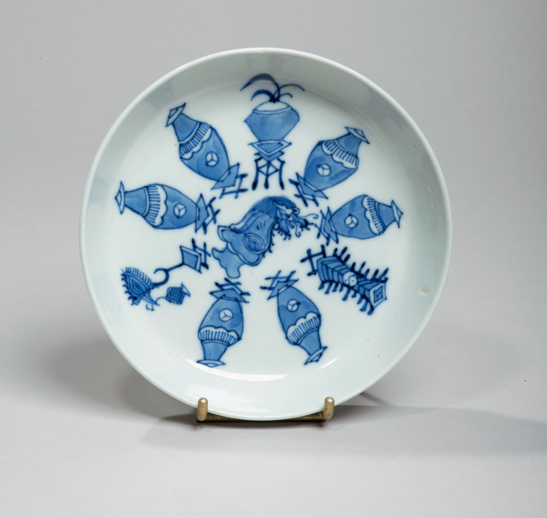 VIETNAM, Hue - Début XXe siècle - 瓷盘以蓝色釉下彩装饰的风格化花瓶。背面有Nhý?c thâm trân tàng(古代珍贵的&hellip;