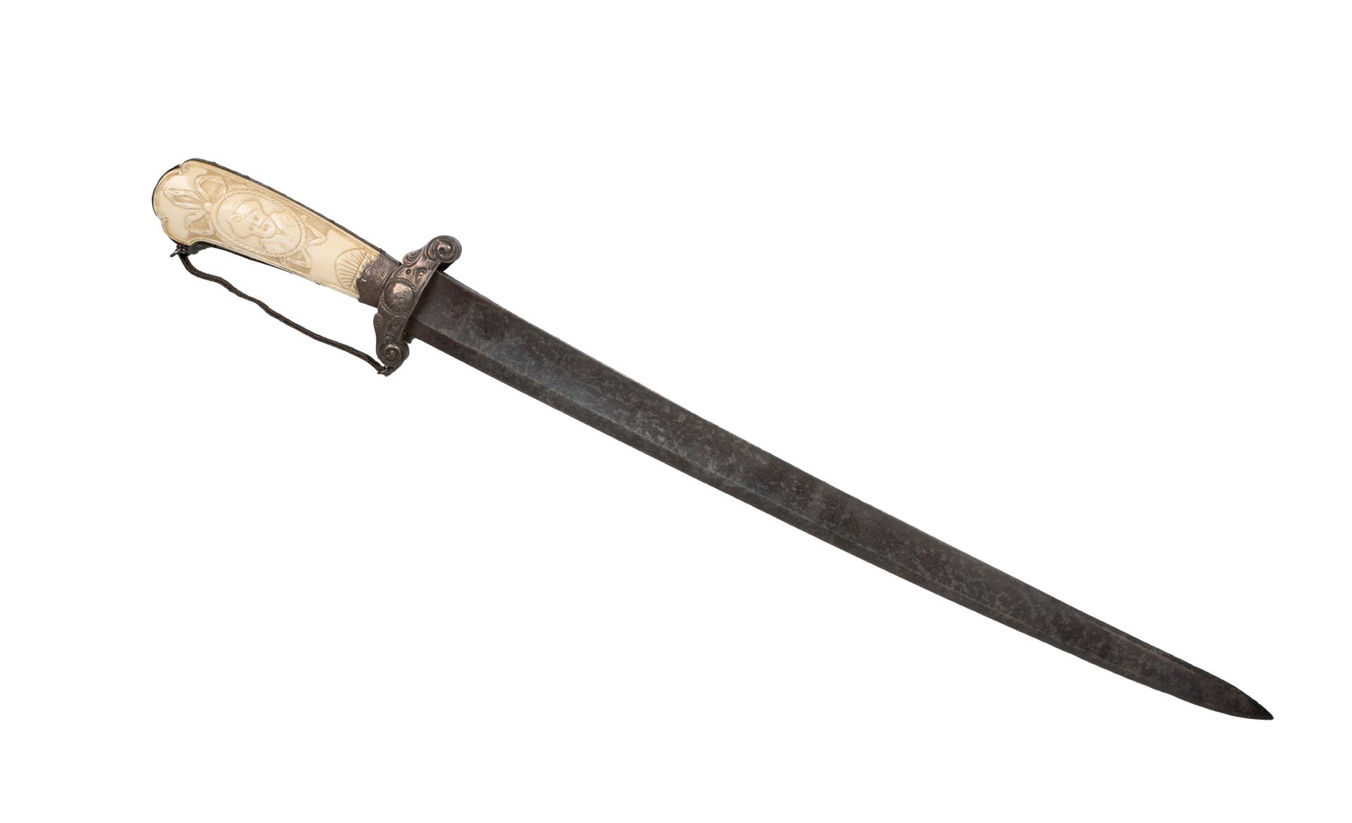 Null 狩猎匕首
法国，巴黎，18世纪上半叶 长度：71厘米
这把漂亮的匕首的手柄是由两块象牙板组成的，每边都有装饰，下部有贝壳，还有一个苏丹娜和一个苏丹的肖&hellip;