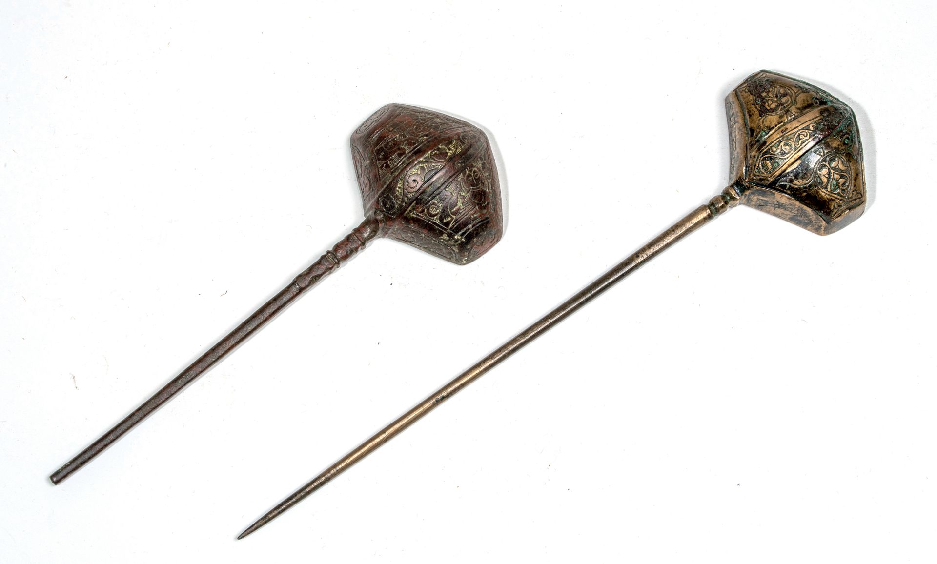 Null 两个波斯铜勺 - Kafche 铸铜
伊朗，呼罗珊，12-13世纪 大的那个高度：20厘米
第一个包括一个长柄，末端是一个细尖，和一个菱形的勺子，侧面&hellip;