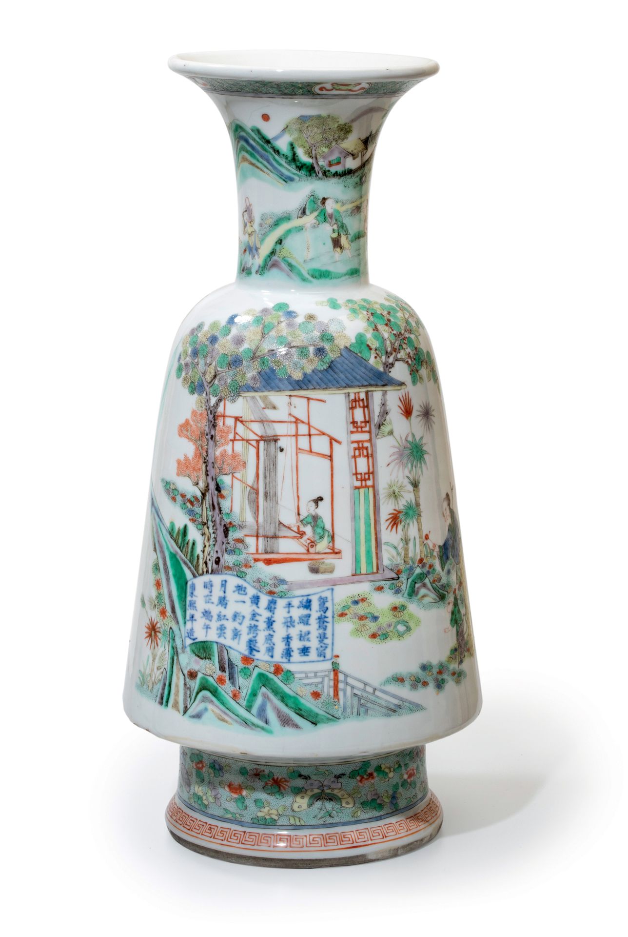 CHINE - Dynastie Qing 
Maillet花瓶，瓷器上有 "绿色家族 "风格的多色珐琅装饰
沉重的糊状物，有一个平转的底座。搁置在一个外翻的脚&hellip;