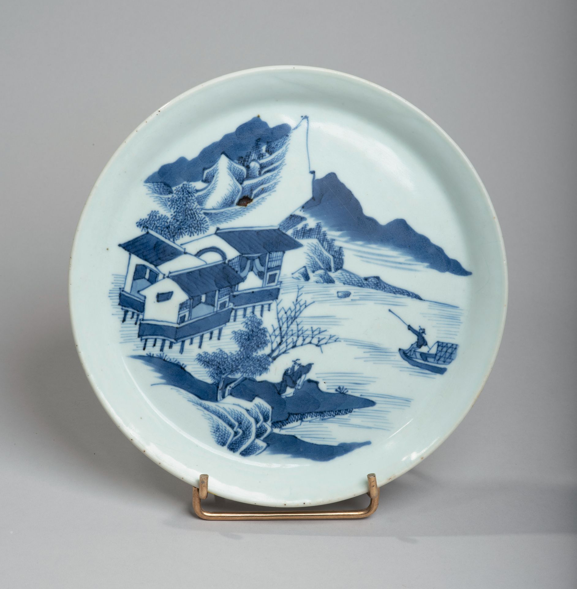 VIETNAM, Hue - XVIIIe/XIXe siècle 
瓷杯以蓝色釉下彩装饰，岸边的学者在向渔夫打招呼。直径20厘米
