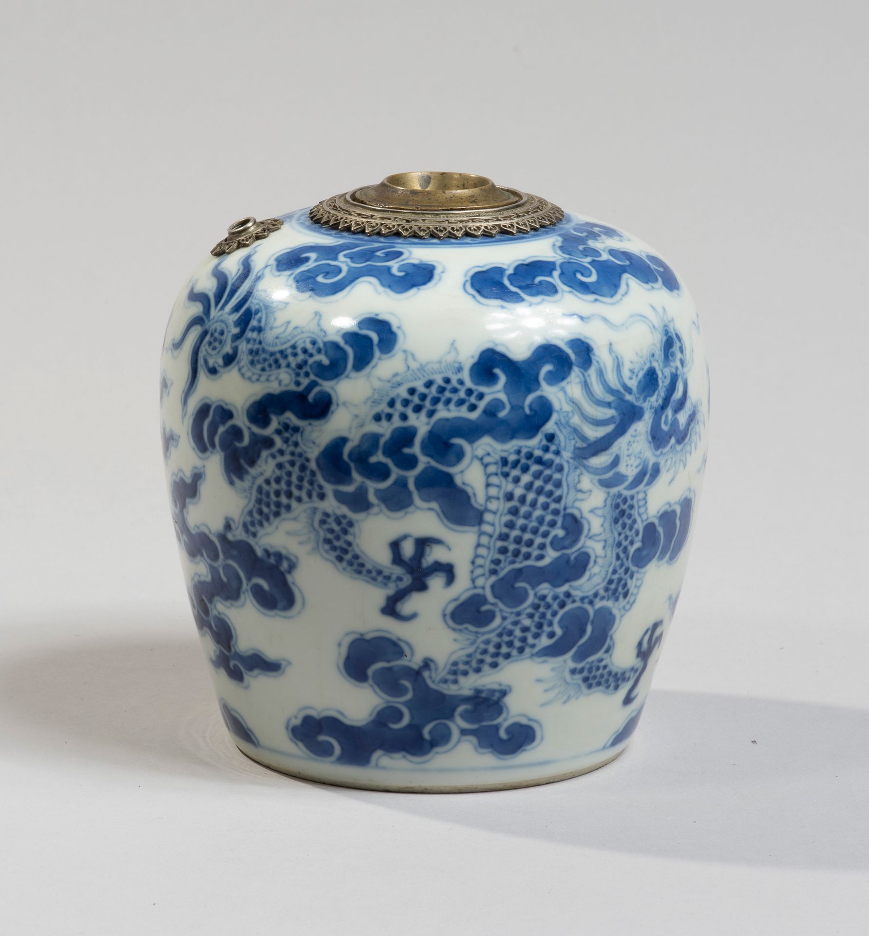 VIETNAM, Hue - XIXe siècle Una pipa da acqua in porcellana decorata in blu sotto&hellip;