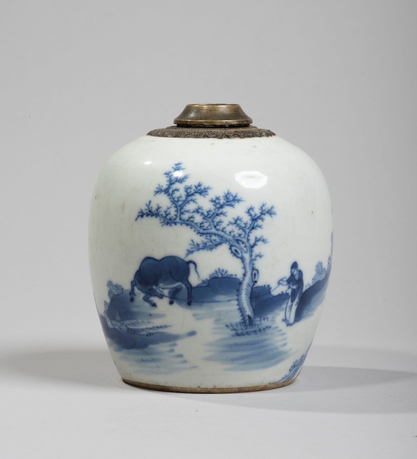VIETNAM, Hue - XIXe siècle Pipa da acqua in porcellana decorata in blu sottosmal&hellip;